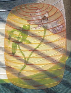 Doble persiana, bodegón con farolillos de papel besados por el sol y flor floreciente