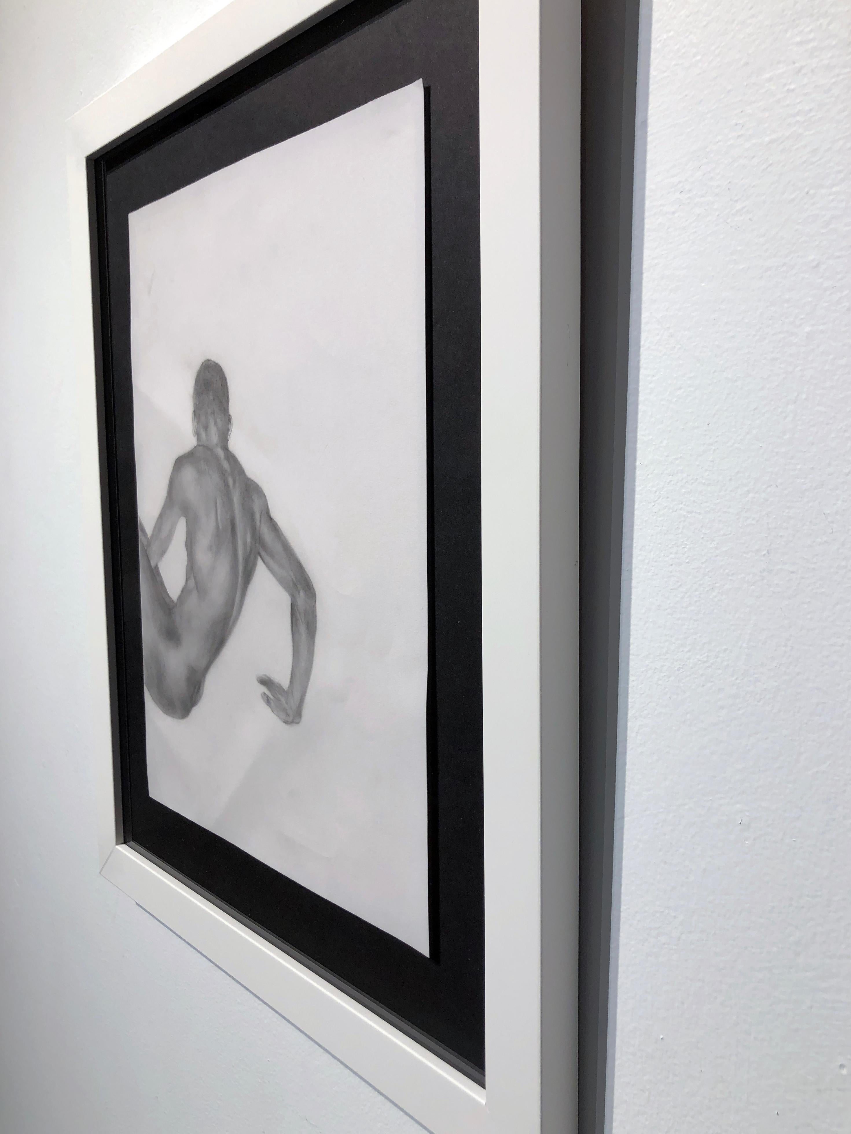El Cuerpo es una Historia - Desnudo Masculino Musculoso, Dibujo de Grafito sobre Papel - Art Contemporáneo de Rick Sindt