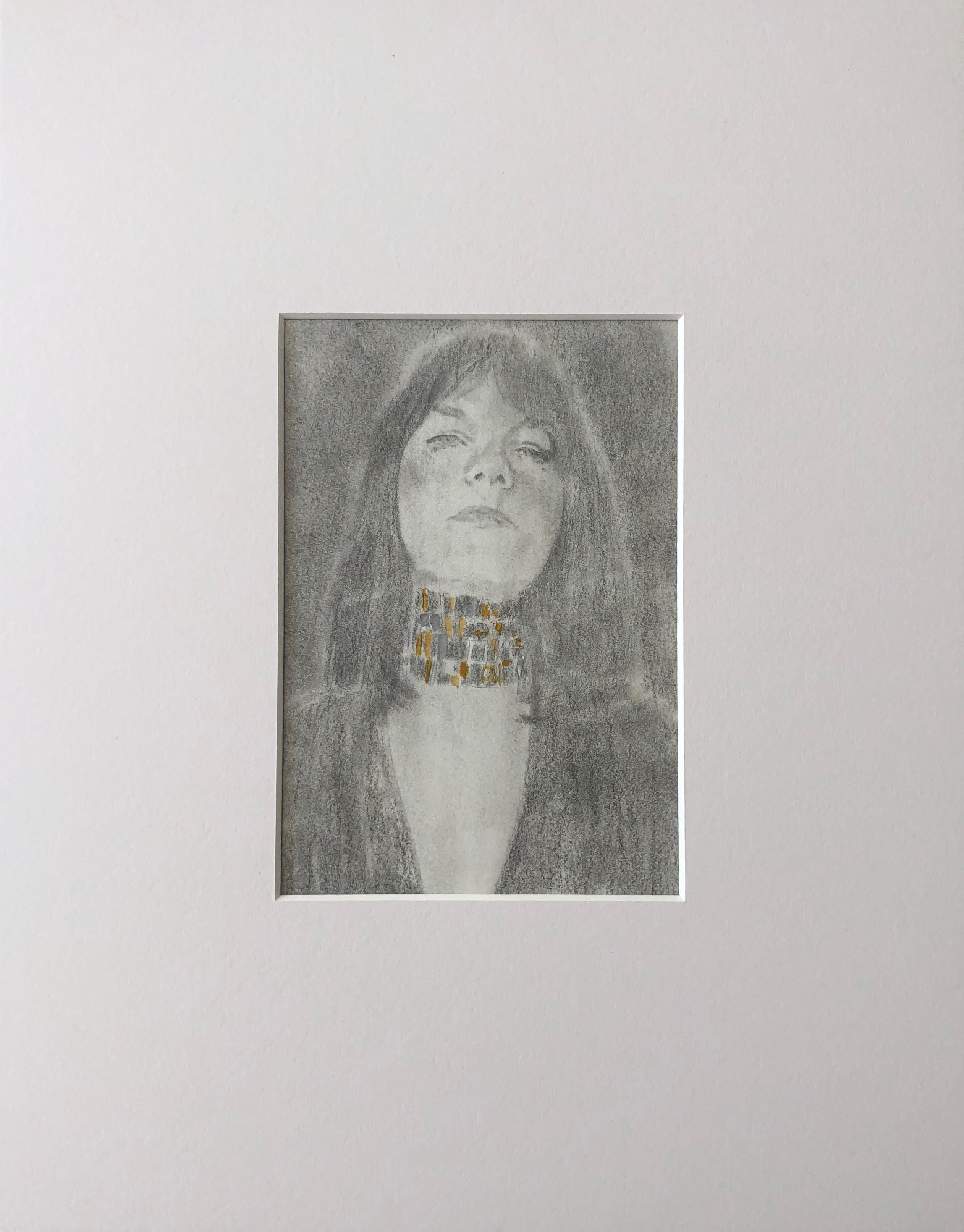 Erina, Donna con collana d'oro a girocollo, disegno a grafite su carta, opaco - Art di Eduardo Alvarado