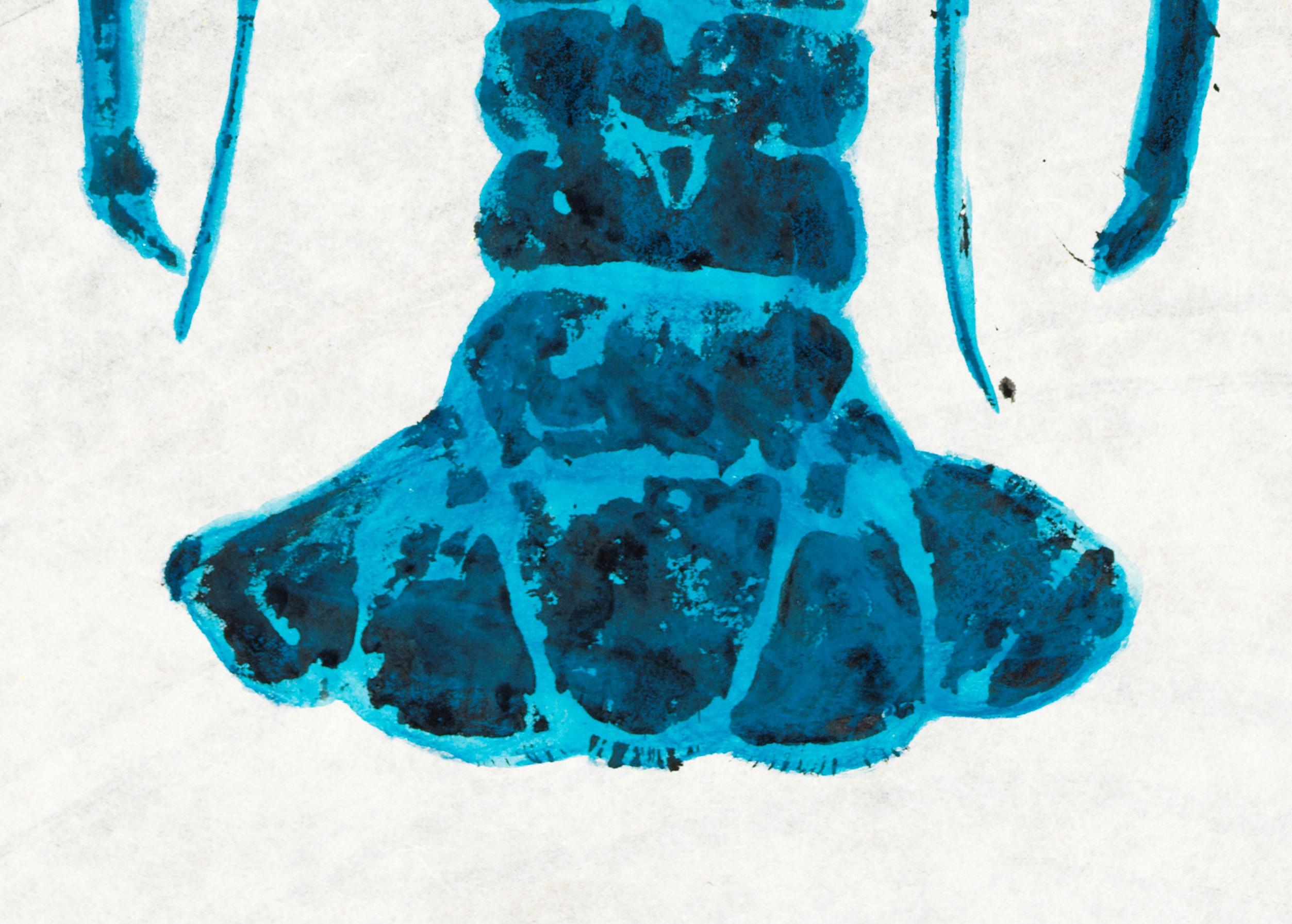 Grand insecte turquoise - Peinture de homard Gyotaku en bleu sur papier Mulberry marbré - Contemporain Art par Jeff Conroy