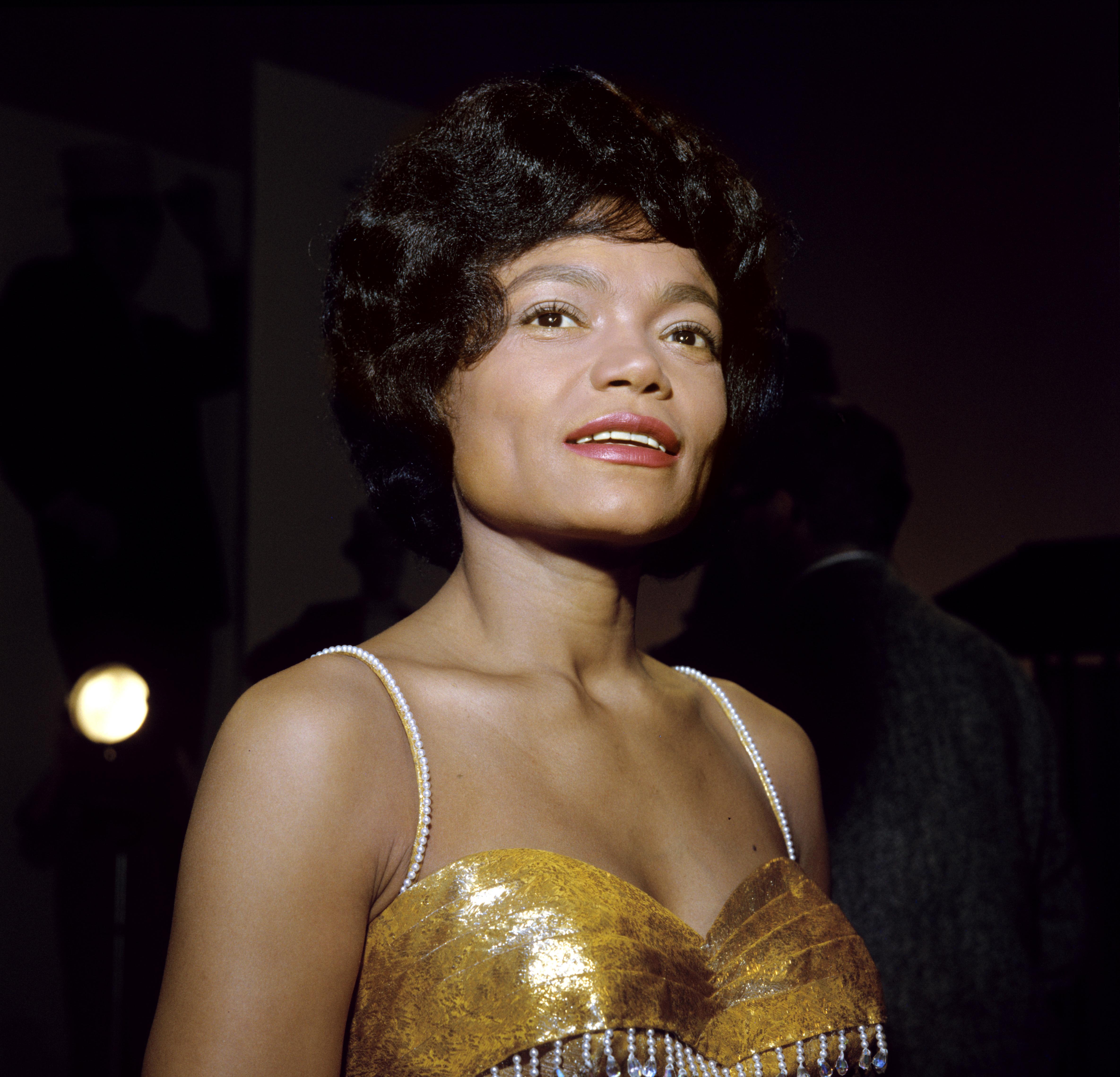 Color Photograph Heinz-Jürgen Göttert - Eartha Kitt, candide et souriante, photos du globe terrestre Impression d
art