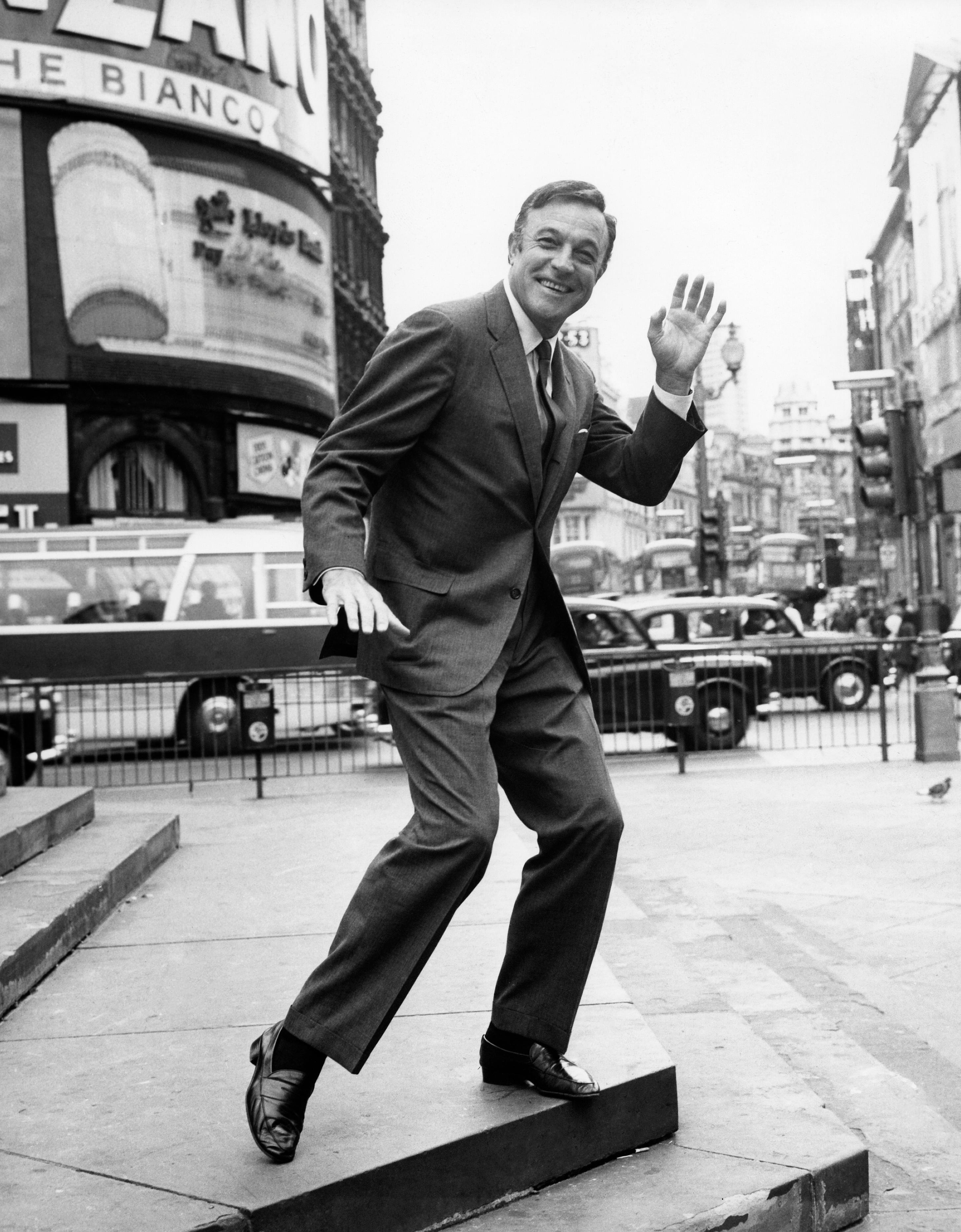 Roy Cummings Portrait Photograph - Gene Kelly Waving in New York Globe Photos Fine Art Print