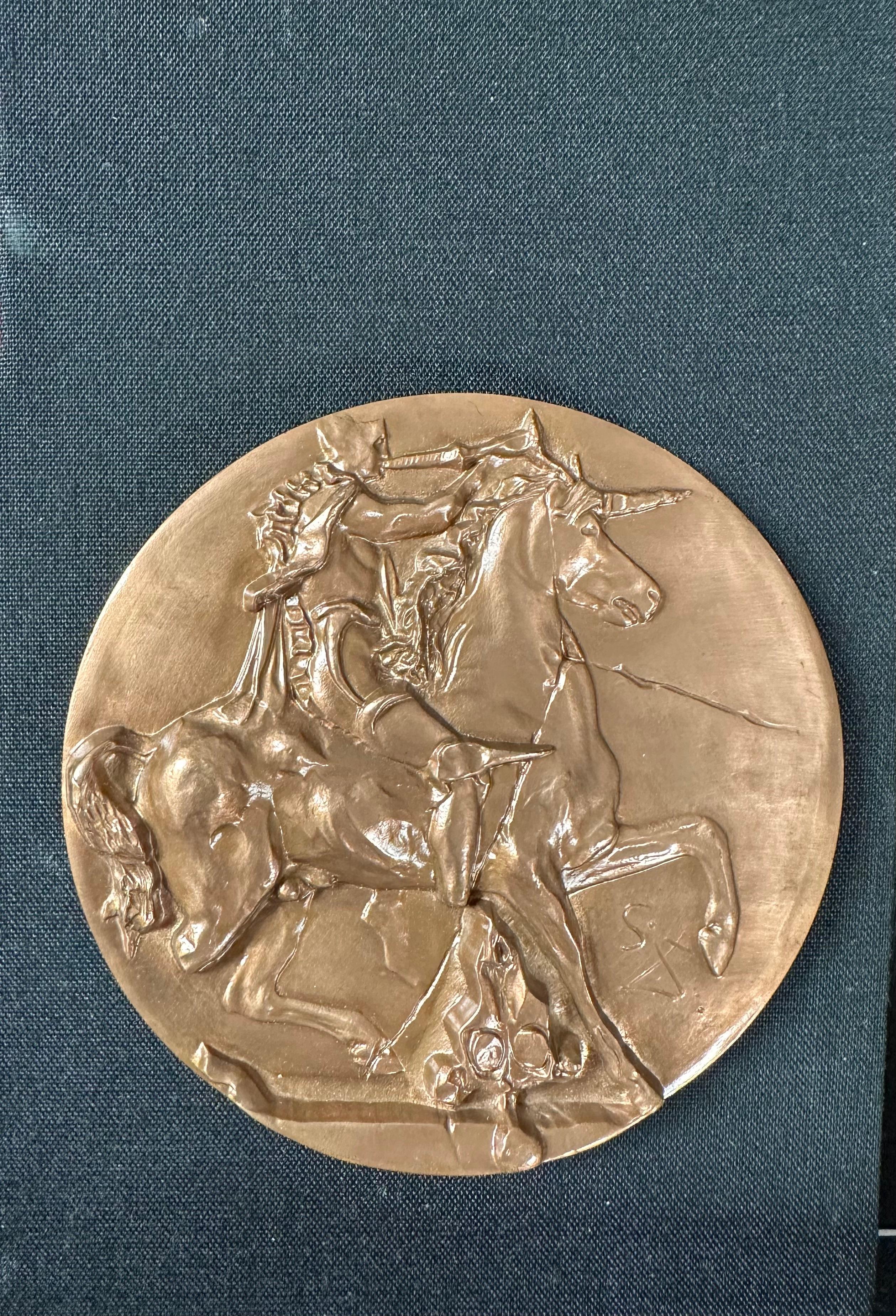 Salvador Dali (1904-1989)
De Draeger, 1961
Médaillon en bronze avec livre
Numéroté 1032 de l'édition de 1500
Médaillon en bronze : 3-1/8 pouces (8 cm) de diamètre, numéroté "1032" au verso du médaillon
Taille du portefeuille : 14 x 13 x 2,5 pouces