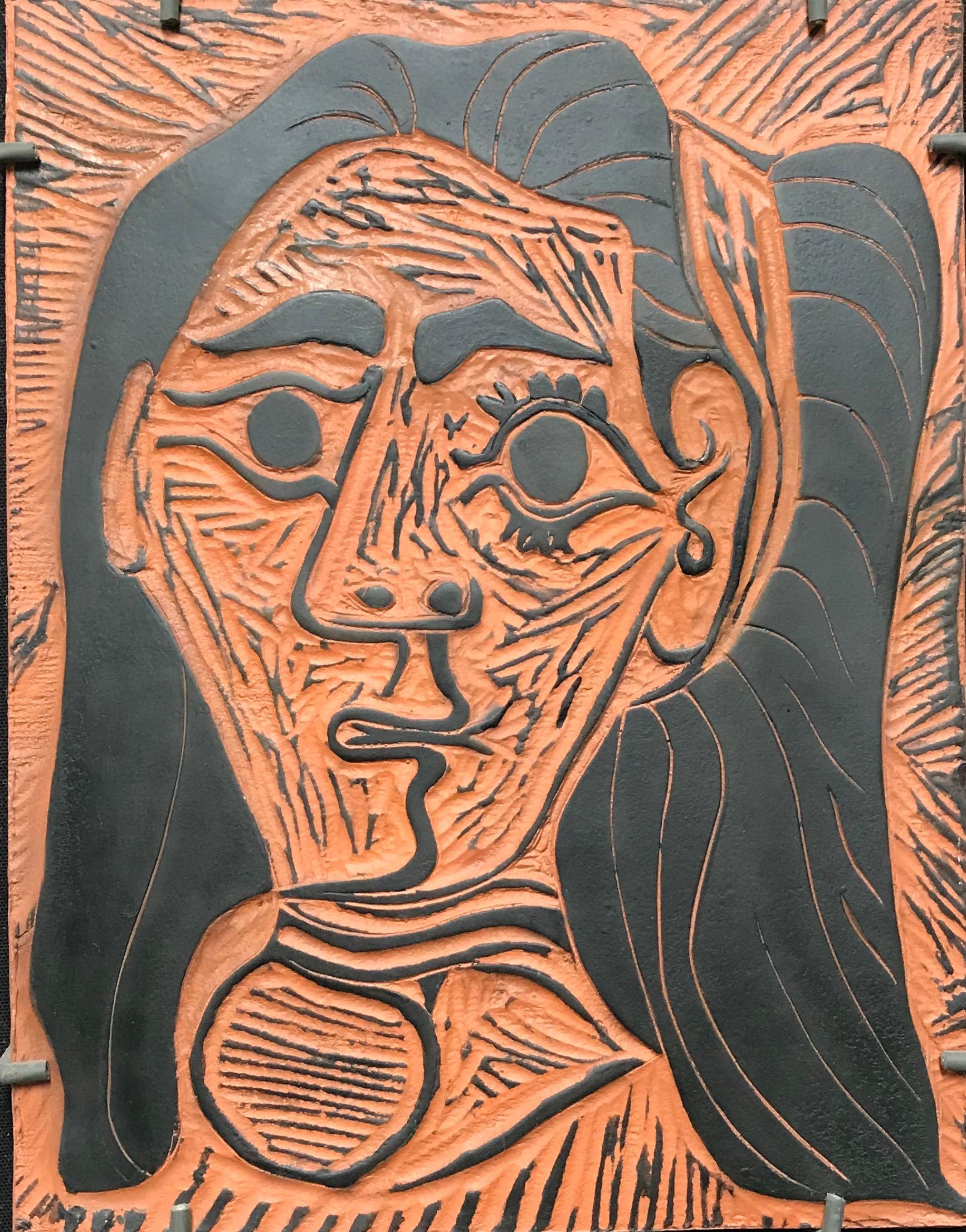 Bei diesem Stück handelt es sich um eine rechteckige Tafel aus rotem Steingut, die mit schwarzer Engobe bedruckt ist und von Pablo Picasso im Jahr 1964 geschaffen wurde. Dieses Werk ist aus einer Auflage von 100 nummerierten Exemplaren nummeriert