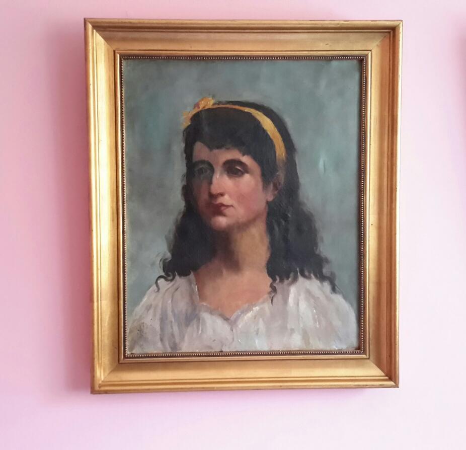 Belle huile sur toile de la fin du XIXe siècle figurant le portrait d'une jeune femme.
Le tableau est signé Y Pol en bas à gauche.
L'artiste dans sa performance a parfaitement saisi de manière très académique et réaliste l'expression de l'air