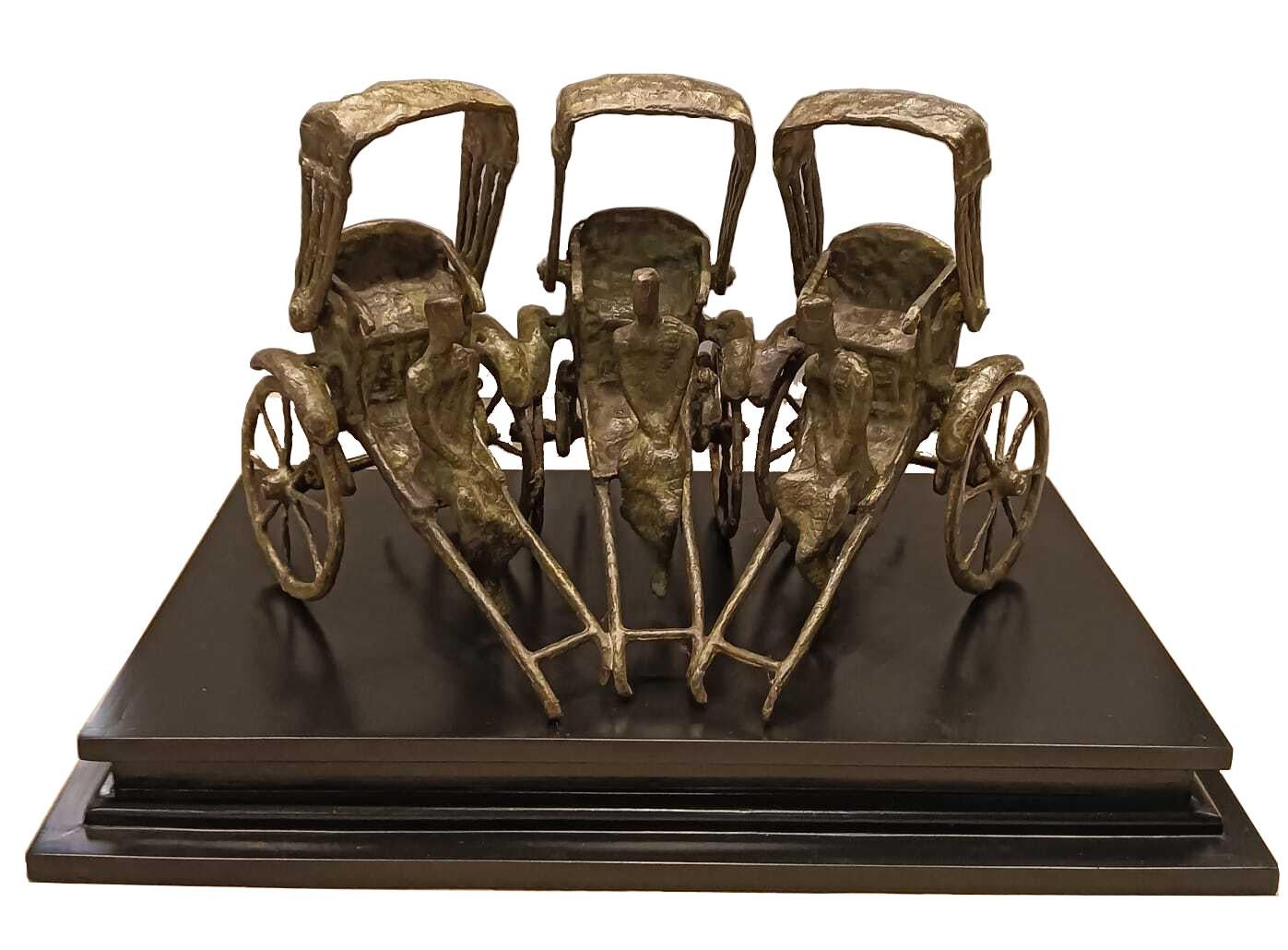 Figurative Sculpture di Tushar Kanti Das Roy - Rickshawala, scultura figurativa in bronzo di un artista indiano contemporaneo-In stock