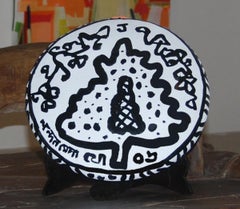Shora, terre cuite, forme ronde, noir et blanc par The Modern Indian Artist "En stock"
