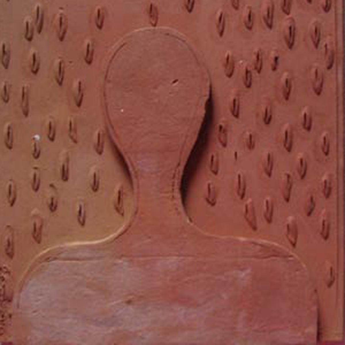 Terrakotta, Teller, Ziegelstein, braun, schwarze Farben von indischer Künstler, „Auf Lager“ (Braun), Figurative Sculpture, von Gautam Das