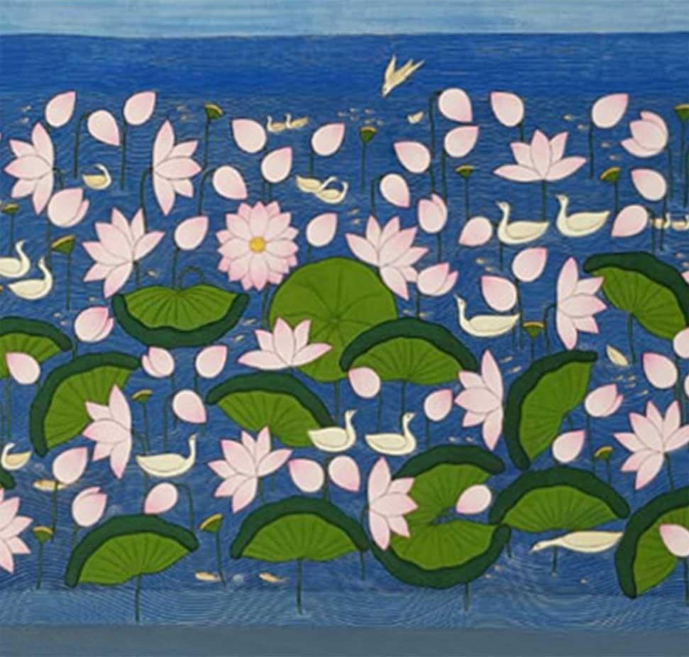Aquarelle de lotus, lavée sur tissu, rose, bleue, verte par l'artiste indien « en stock » - Vert Interior Painting par Yugal Kishor Sharma