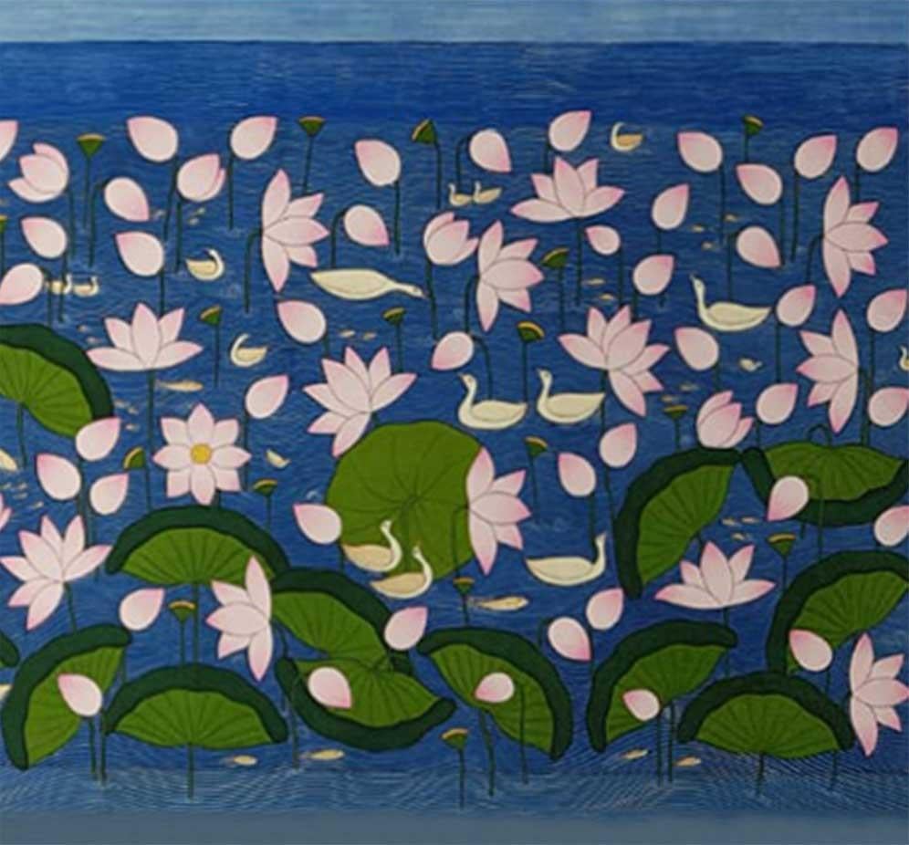 Aquarelle de lotus, lavée sur tissu, rose, bleue, verte par l'artiste indien « en stock » - Painting de Yugal Kishor Sharma