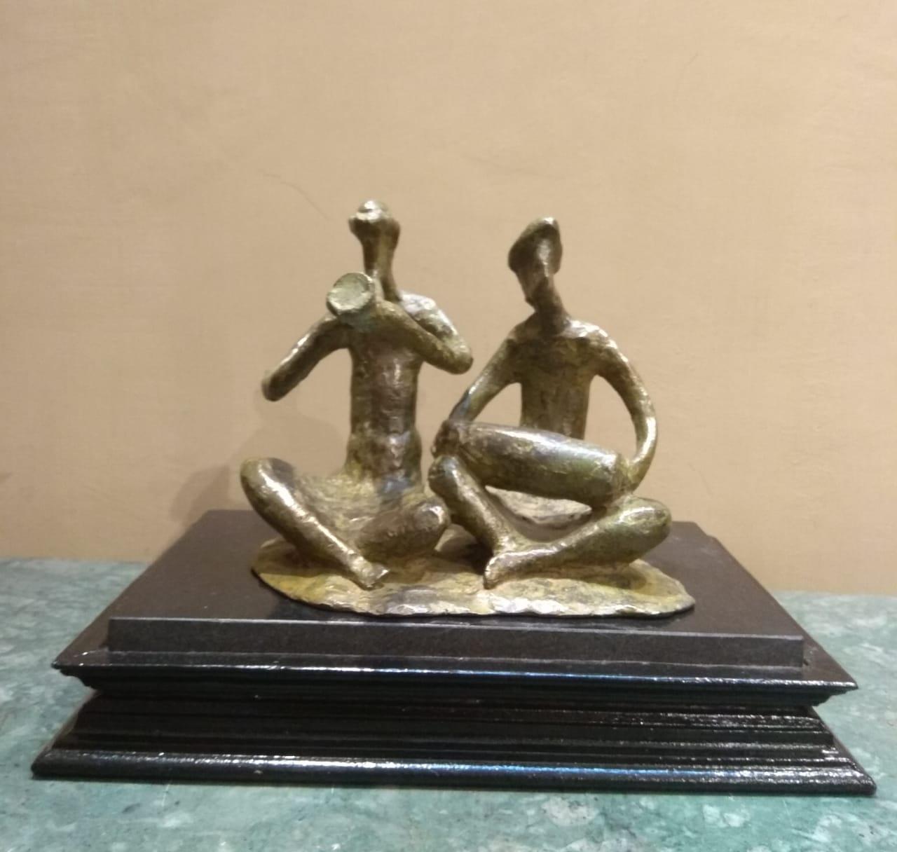 Musician-2, sculpture en bronze d'un artiste indien contemporain, en stock - Art de Tushar Kanti Das Roy