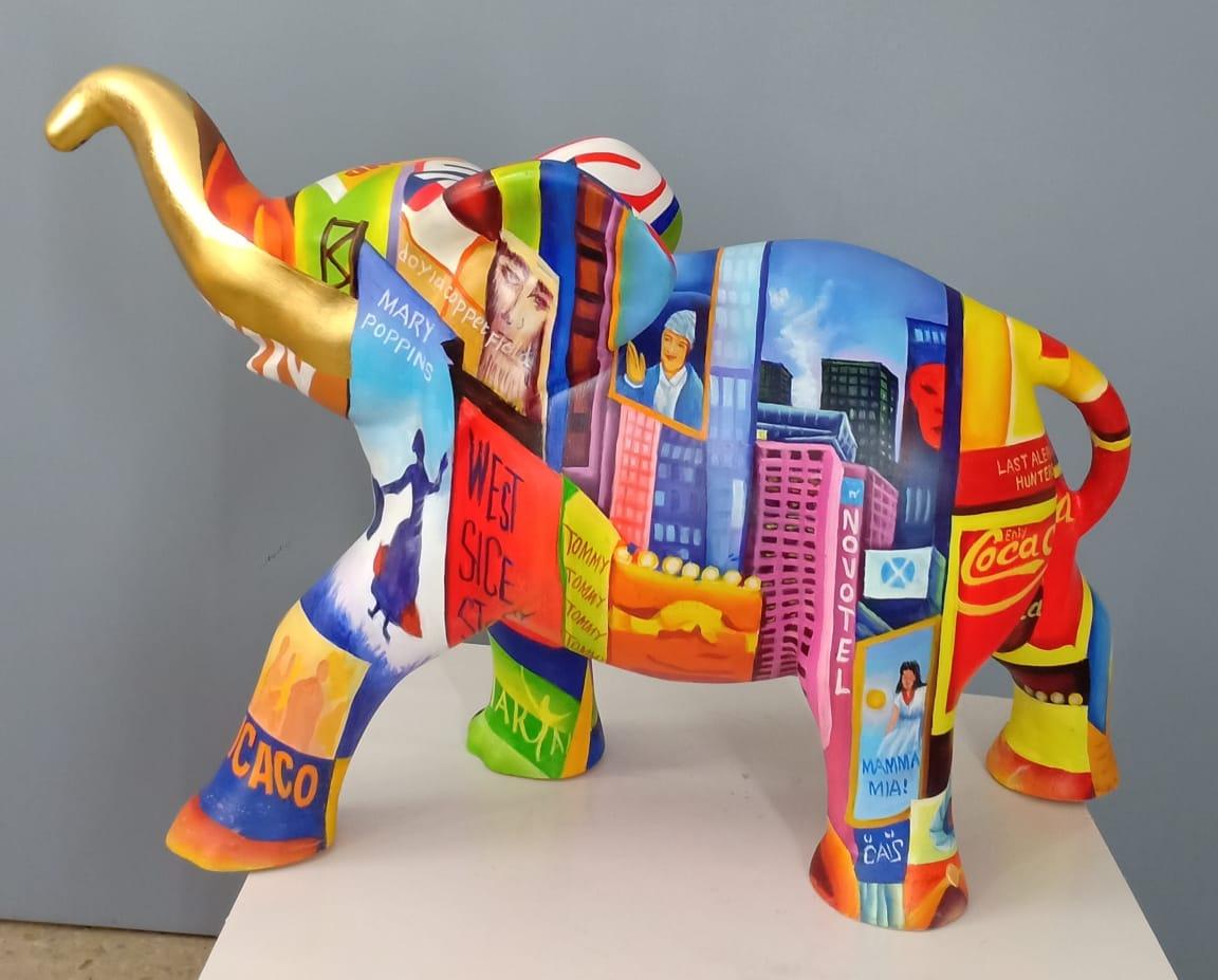 Éléphant, peinture sur fibre par l'artiste indien contemporain « en stock » - Marron Figurative Sculpture par Venkat Bothsa
