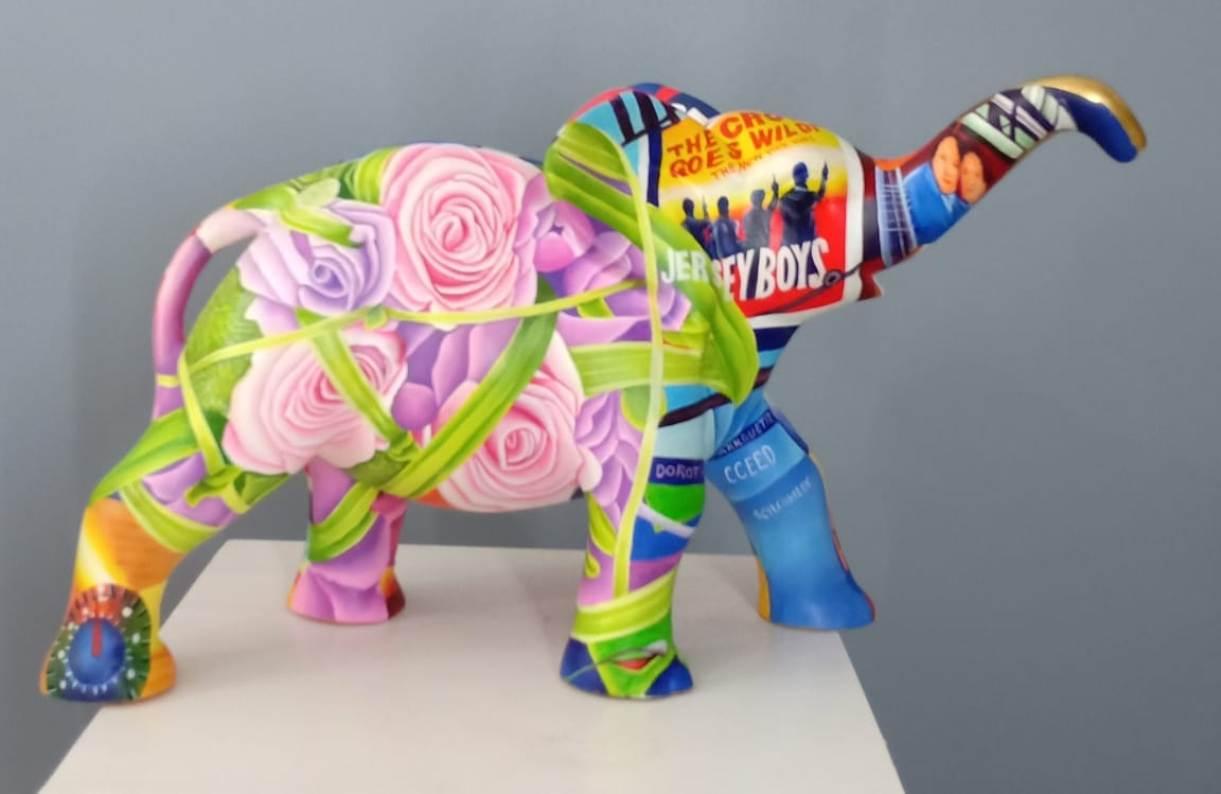 Venkat Bothsa - Elefant
Farbe auf Faser, H 13,5 x B 25,5 x T 7,5 Zoll

Venkat Bothsa wurde 1961 geboren und machte seinen B.F.A. an der Andhra University, gefolgt vom M.F.A. an der Banaras Hindu University. Seine farbenfrohen, üppigen Figurationen,