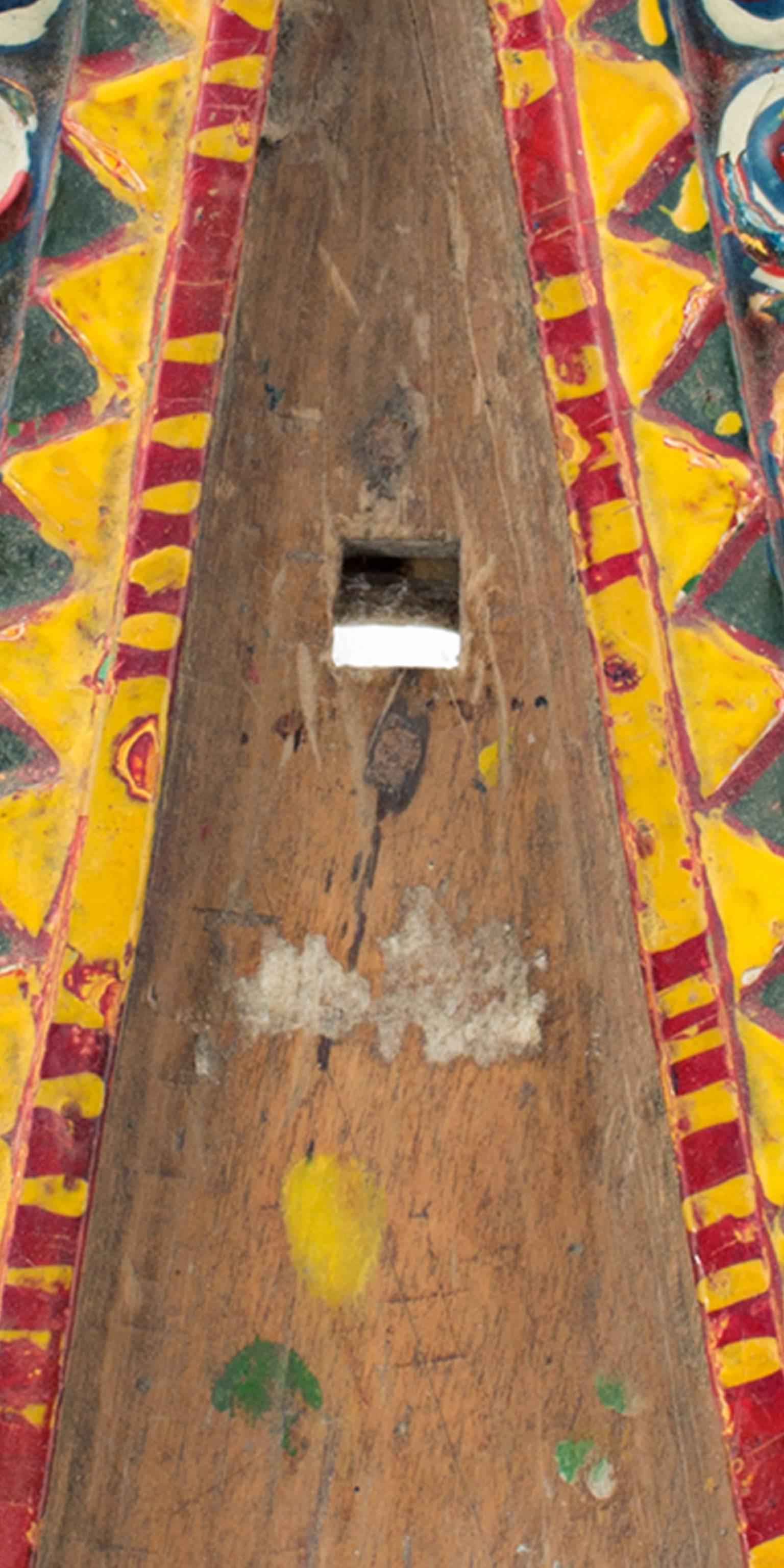 « Sculpture en bois », bois peint en jaune, rouge, bleu et vert, fabriqué en Indonésie en vente 2