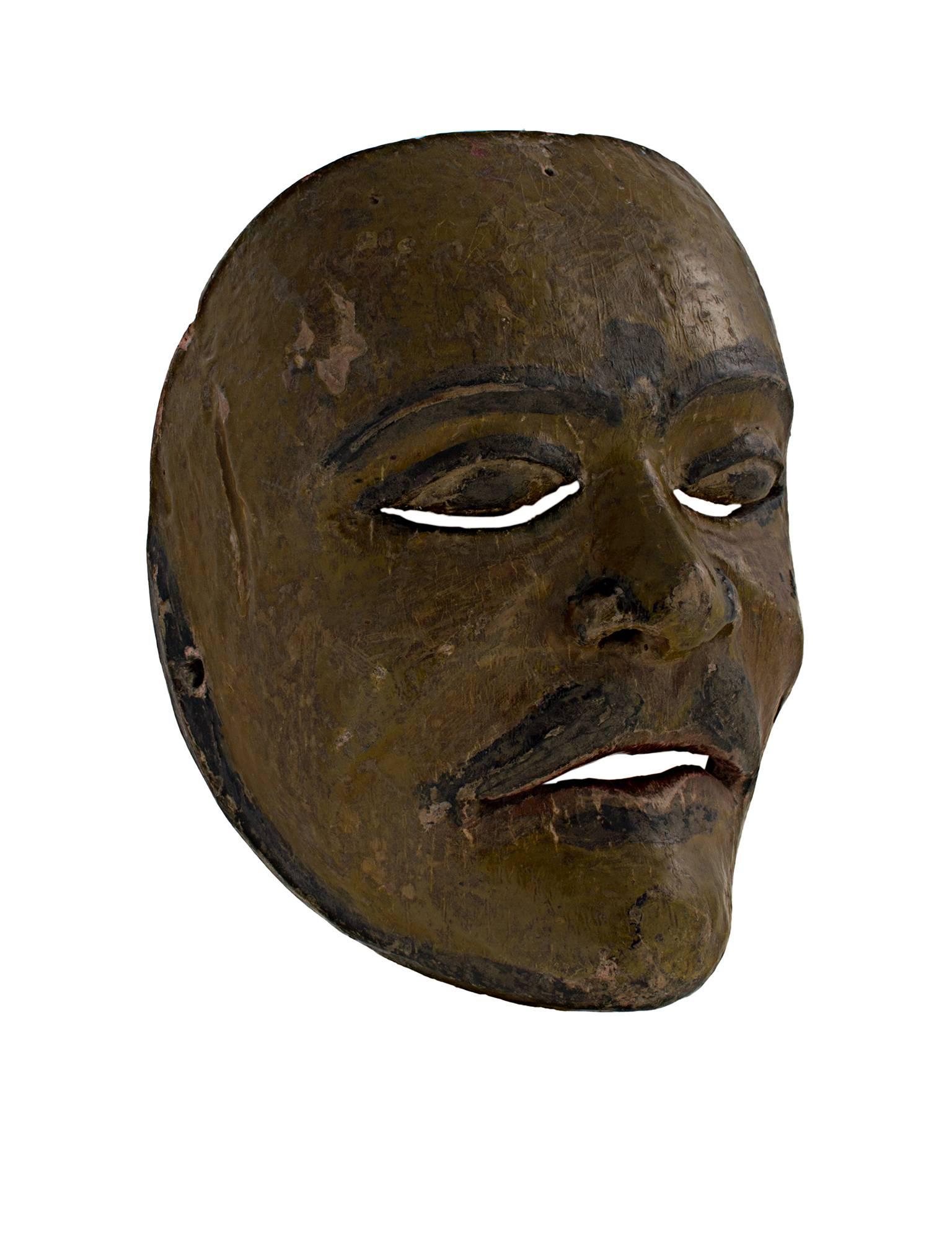„Indonesische Maske eines Western-Charakters, „Erdänische Senf-, Limonen- und Grünfarbene Holzmaske (Stammeskunst), Art, von Unknown