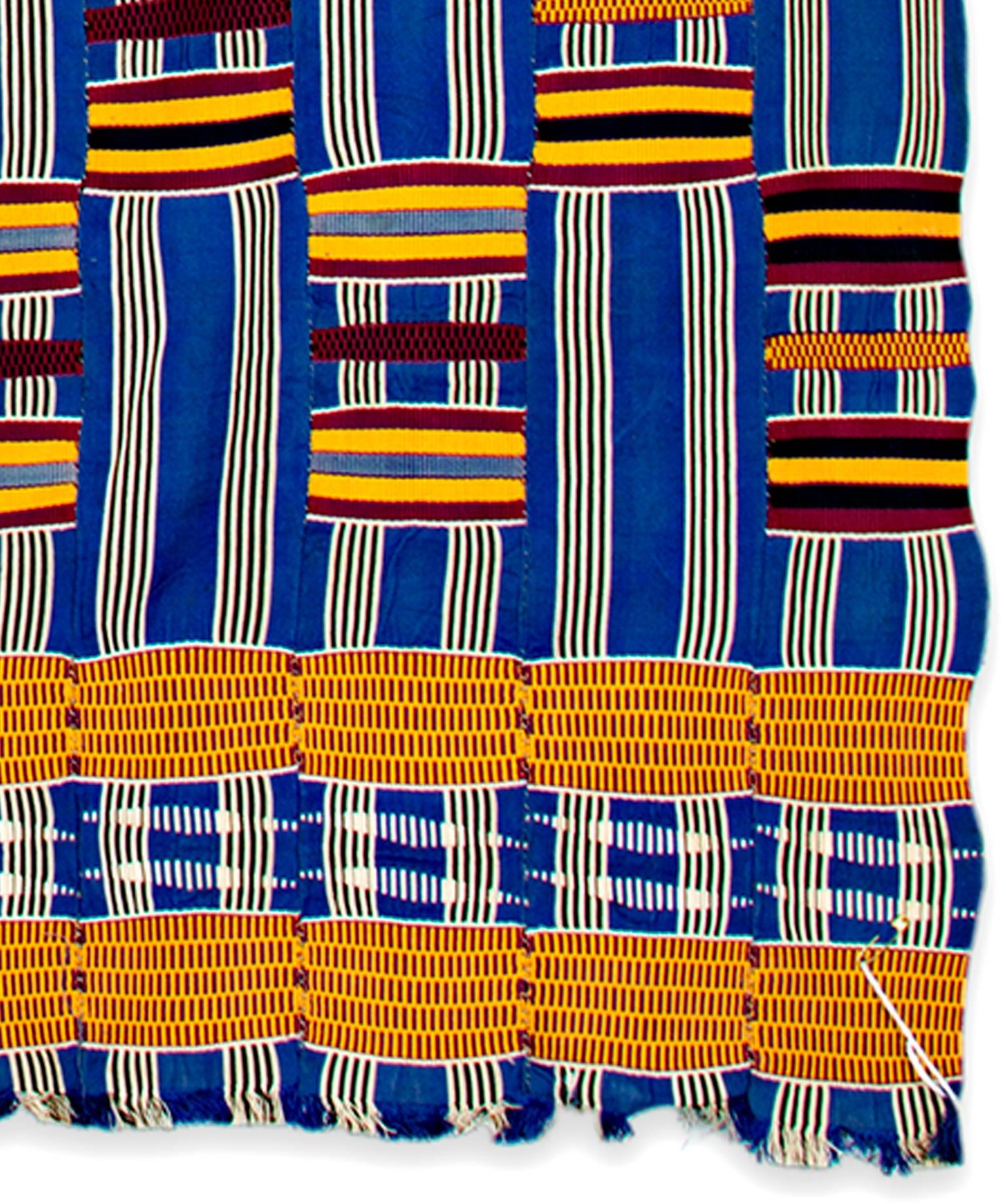 Dieser Seidenstoff wurde von einem unbekannten Künstler aus Ashanti hergestellt. Es weist blaue und orangefarbene Akzente auf. Die Ashanti sind eine große ethnische Gruppe der Akan in Ghana, einer relativ neuen Nation, die kaum mehr als 50 Jahre alt