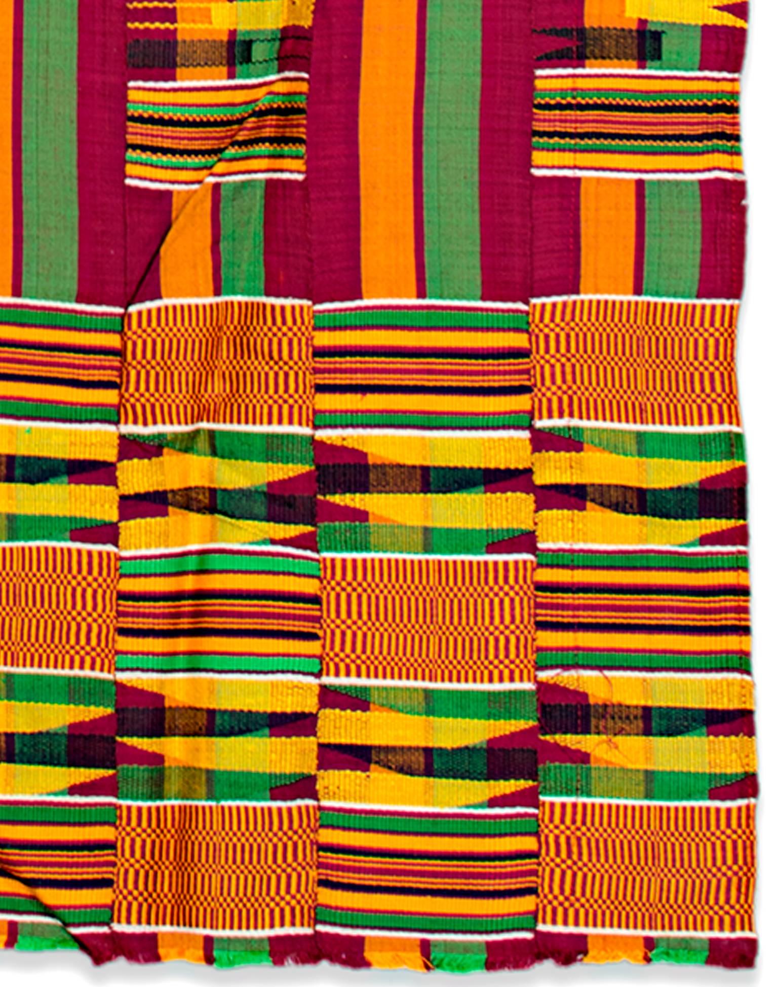 Dieser Stoff aus Seide und Baumwolle wurde von einem unbekannten Ashanti-Künstler hergestellt. Es hat grüne und orangefarbene Akzente. Die Ashanti sind eine große ethnische Gruppe der Akan in Ghana, einer relativ neuen Nation, die kaum mehr als 50