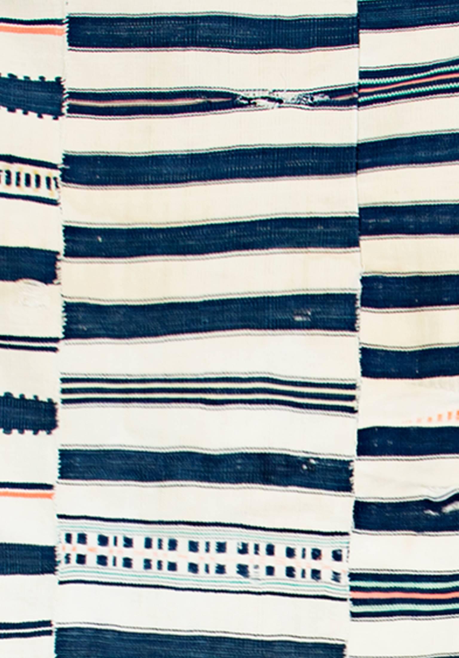 Ce tissu en coton a été réalisé par un artiste Ashanti inconnu. Il est surtout en noir et blanc. Les Ashanti sont un groupe ethnique important des Akans du Ghana, une nation assez récente, qui n'a guère plus de 50 ans. Le Ghana, anciennement la Gold