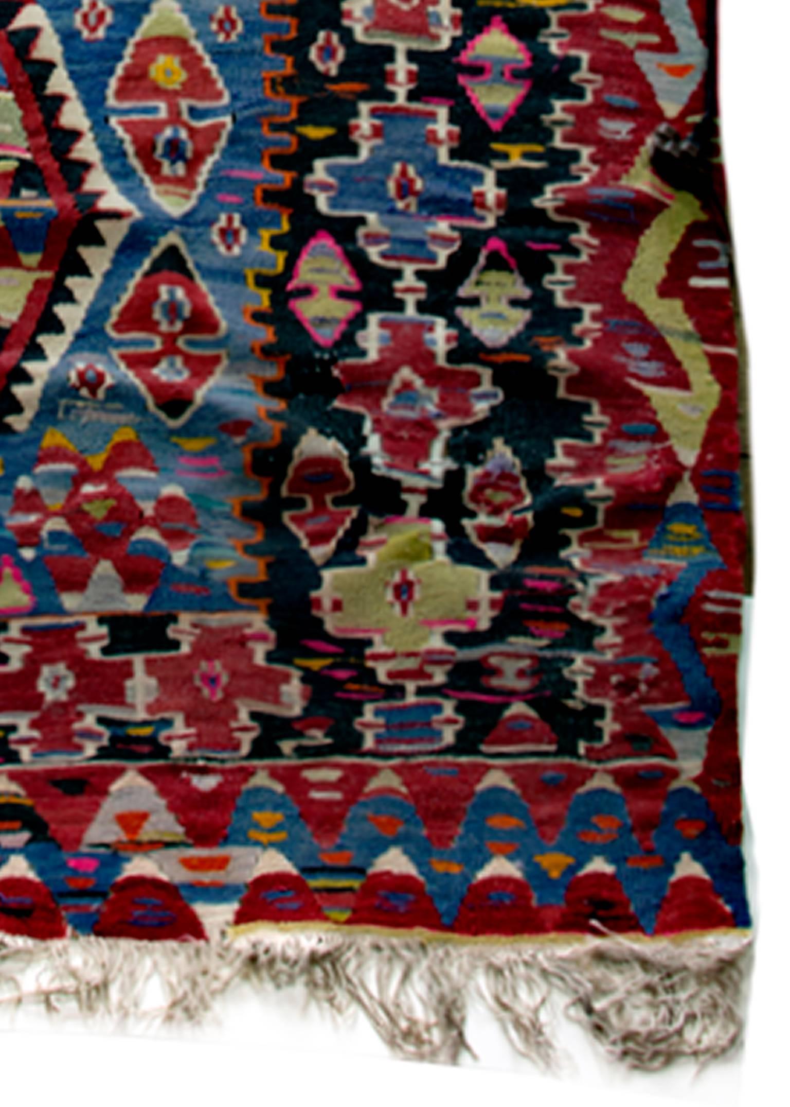 „Kelim-Teppich (Rot & Schwarz)“, handgewebt, Mitte des 20. Jahrhunderts unter 4.500 $, Design (Volkskunst), Art, von Unknown
