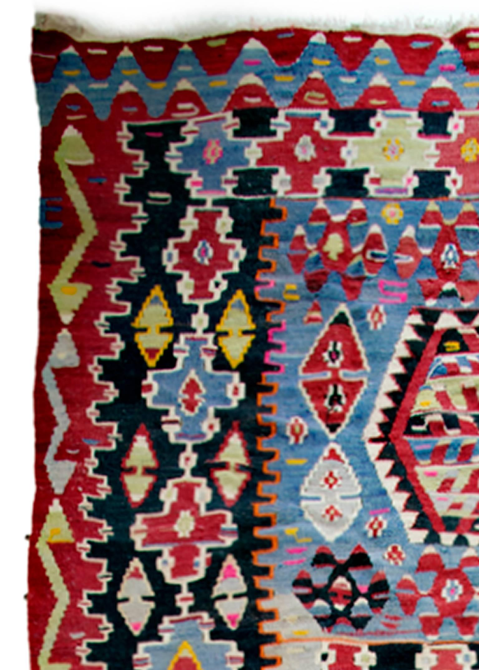 „Kelim-Teppich (Rot & Schwarz)“, handgewebt, Mitte des 20. Jahrhunderts unter 4.500 $, Design im Angebot 1