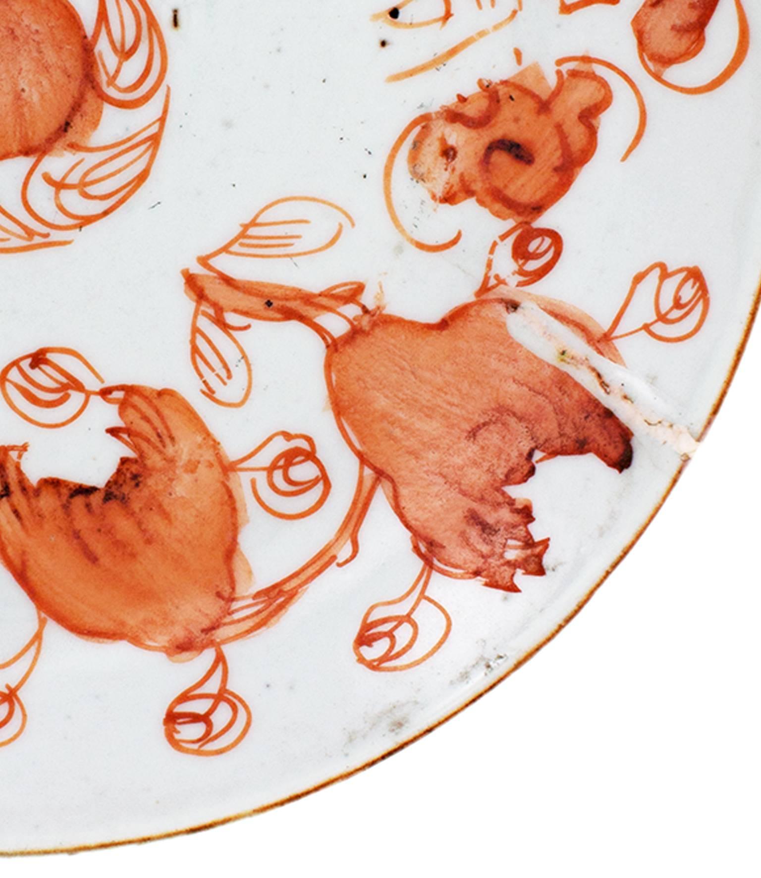 Este plato de cerámica fue fabricado por un artista chino desconocido en la década de 1860. Presenta diseños en sepia sobre fondo blanco. El plato tiene un diámetro de 5 1/4