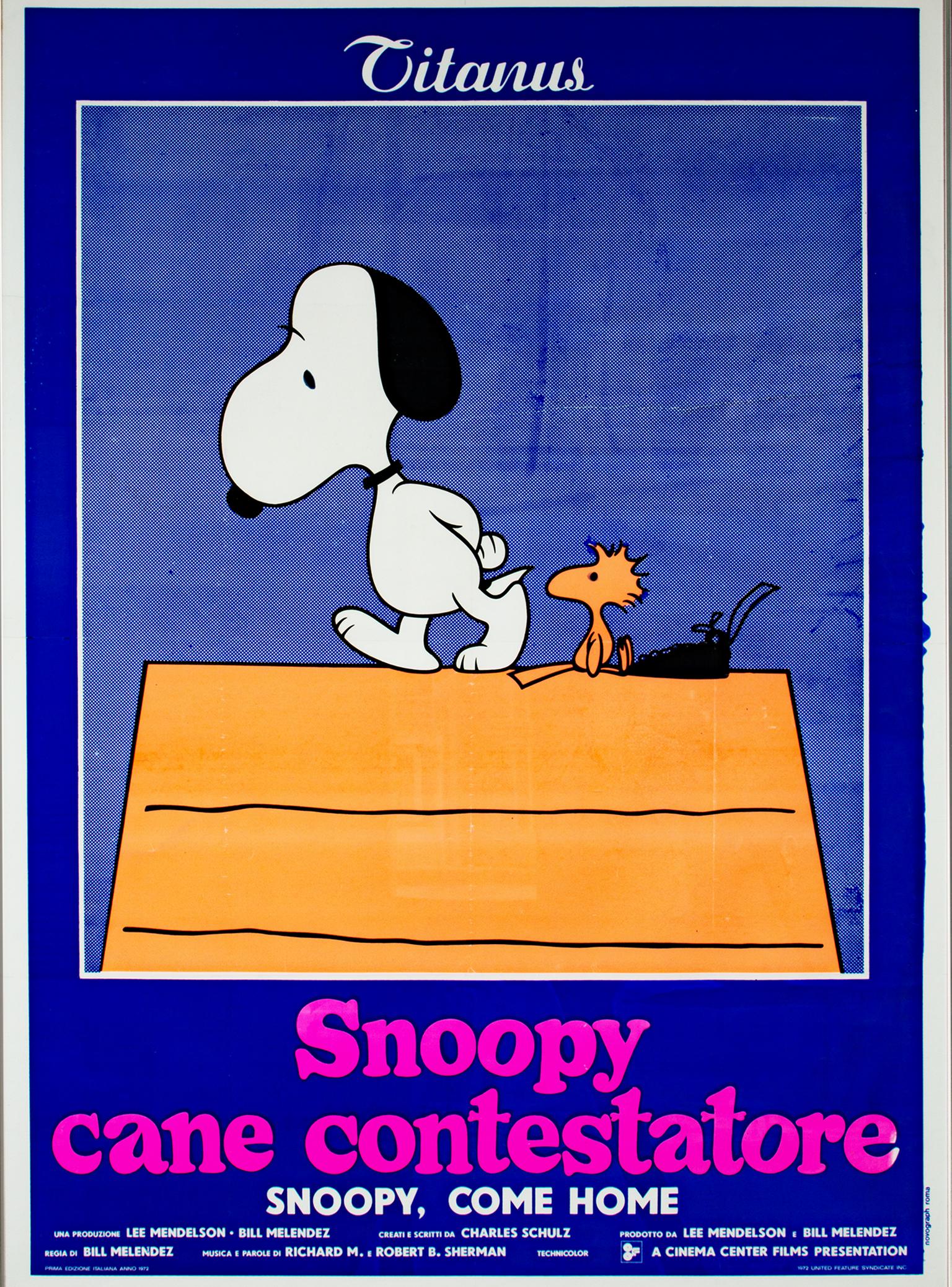 "Snoopy Come Home" est une affiche lithographique originale de Charles Schulz. Il représente les personnages populaires des Peanuts, Snoopy et Woodstock, au sommet de la maison de Snoopy. La scène est dominée par un bleu profond, et le texte en