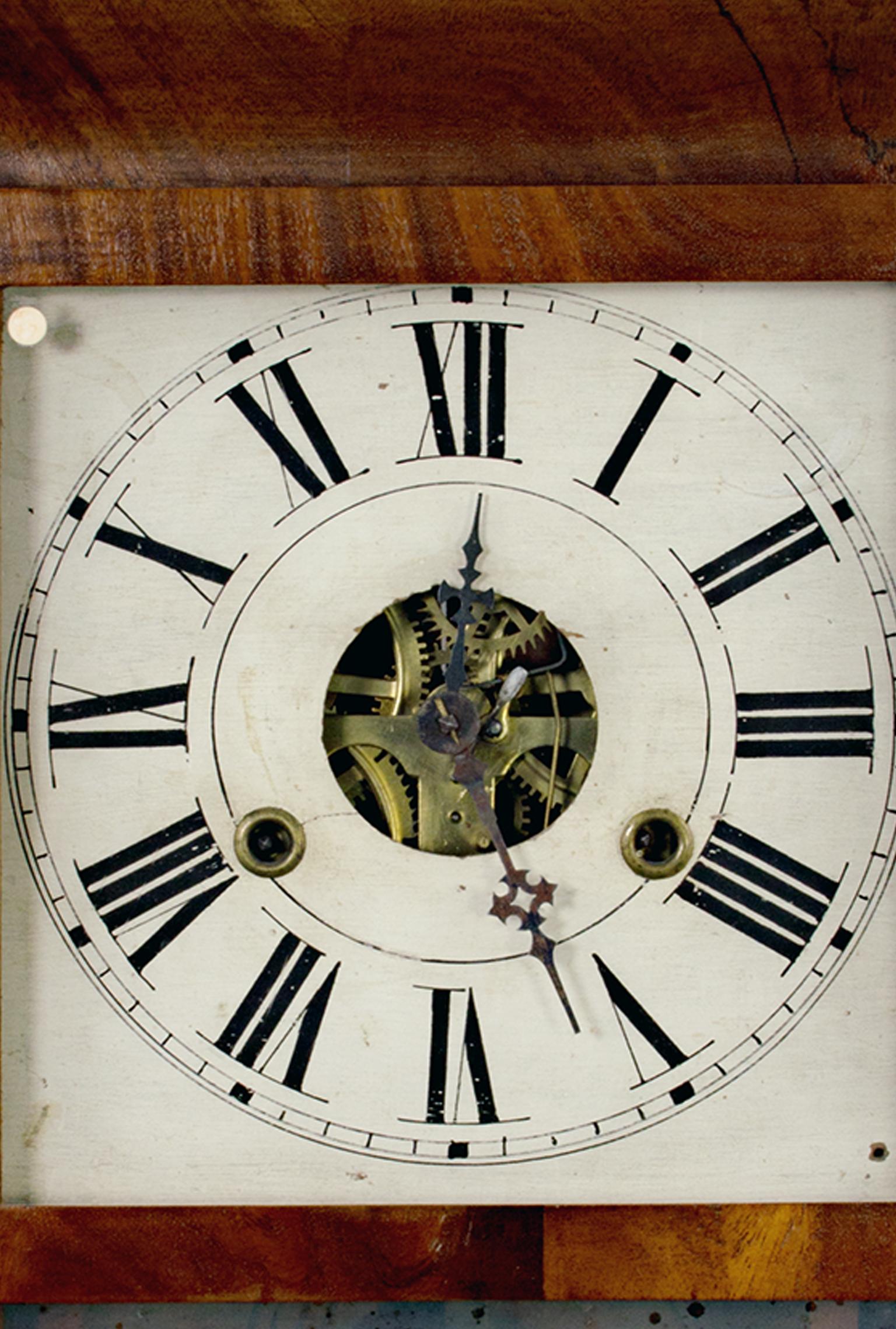 « 30-Hour Clock », bois, verre d'origine et verre gravé conçu par W.S. Conan en vente 1