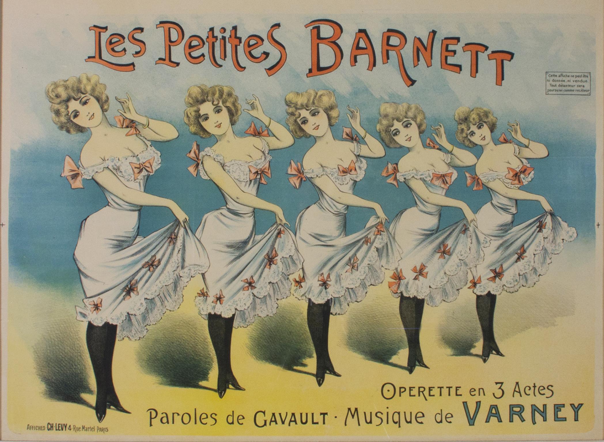 "Les Petites Barnett" ist ein Original-Farblithografie-Plakat von Charles Levy. Dieses Plakat zeigt fünf Tänzerinnen in passenden Kleidern und wirbt für eine Operette. 

23" x 30" Kunst
29 3/8" x 37 3/8" Rahmen

Charles Levy war um die