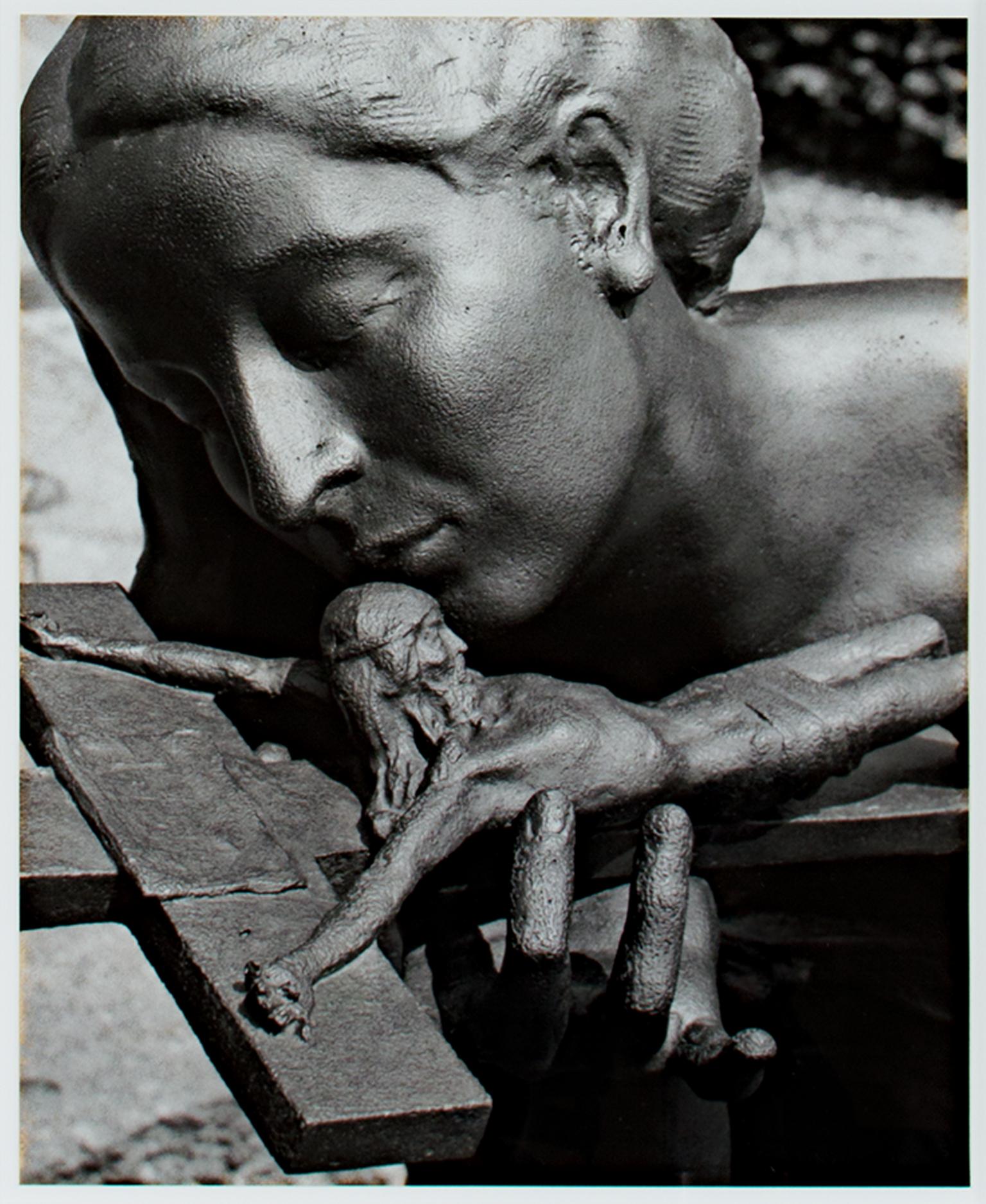"Milano, Italia" ist ein Original-Silbergelatineabzug von Philip Krejcarek. Der Künstler hat das Werk signiert. Dieses Kunstwerk zeigt eine Nahaufnahme einer Frauenstatue, die ein Kruzifix in schwarz-weiß hält. 

9 1/4" x 7 1/4" Bild
20 1/4" x 16