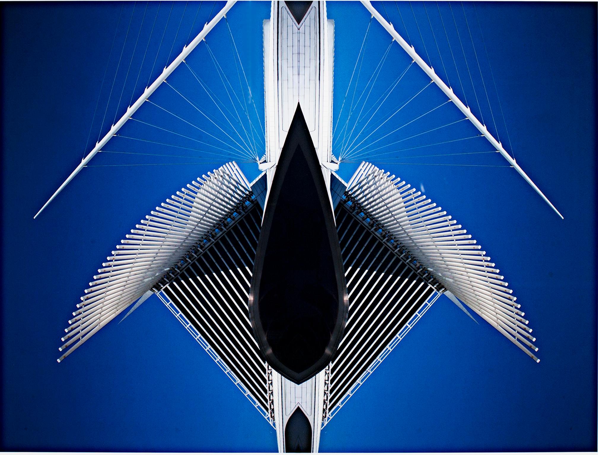 "Calatrava Series 1" est un tirage photographique numérique de Philip Krejcarek. Cette œuvre d'art présente une photographie manipulée du bâtiment Calatrava du Milwaukee Art Museum, dans le Wisconsin. 

image de 18" x 24
papier 24" x 30
cadre de 24