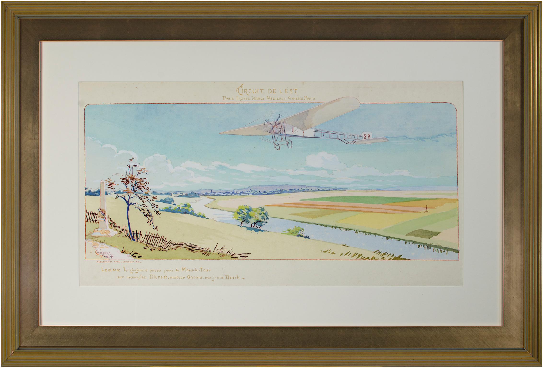 "Circuit De L'Est" è un poster litografico originale di Marguerite Montaut (GAMY). Questa opera d'arte raffigura un primo biplano che vola sui campi agricoli. Sta inoltre passando sopra un fiume che attraversa l'immagine dal basso a destra al centro