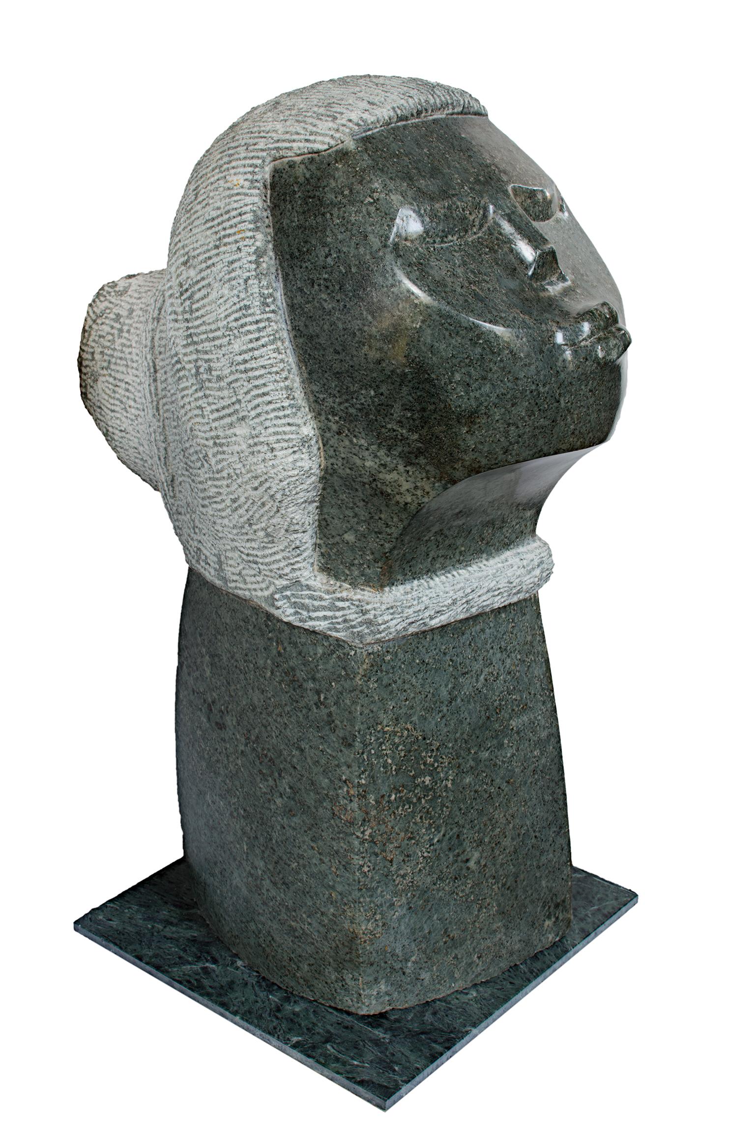 "Cabeza que llama" es una escultura original en piedra de ópalo de Gift Muchenje. El artista firmó la pieza y pesa 155 libras. Esta obra de arte muestra a una mujer con el pelo texturizado frunciendo los labios. Toda la escultura se hizo con una