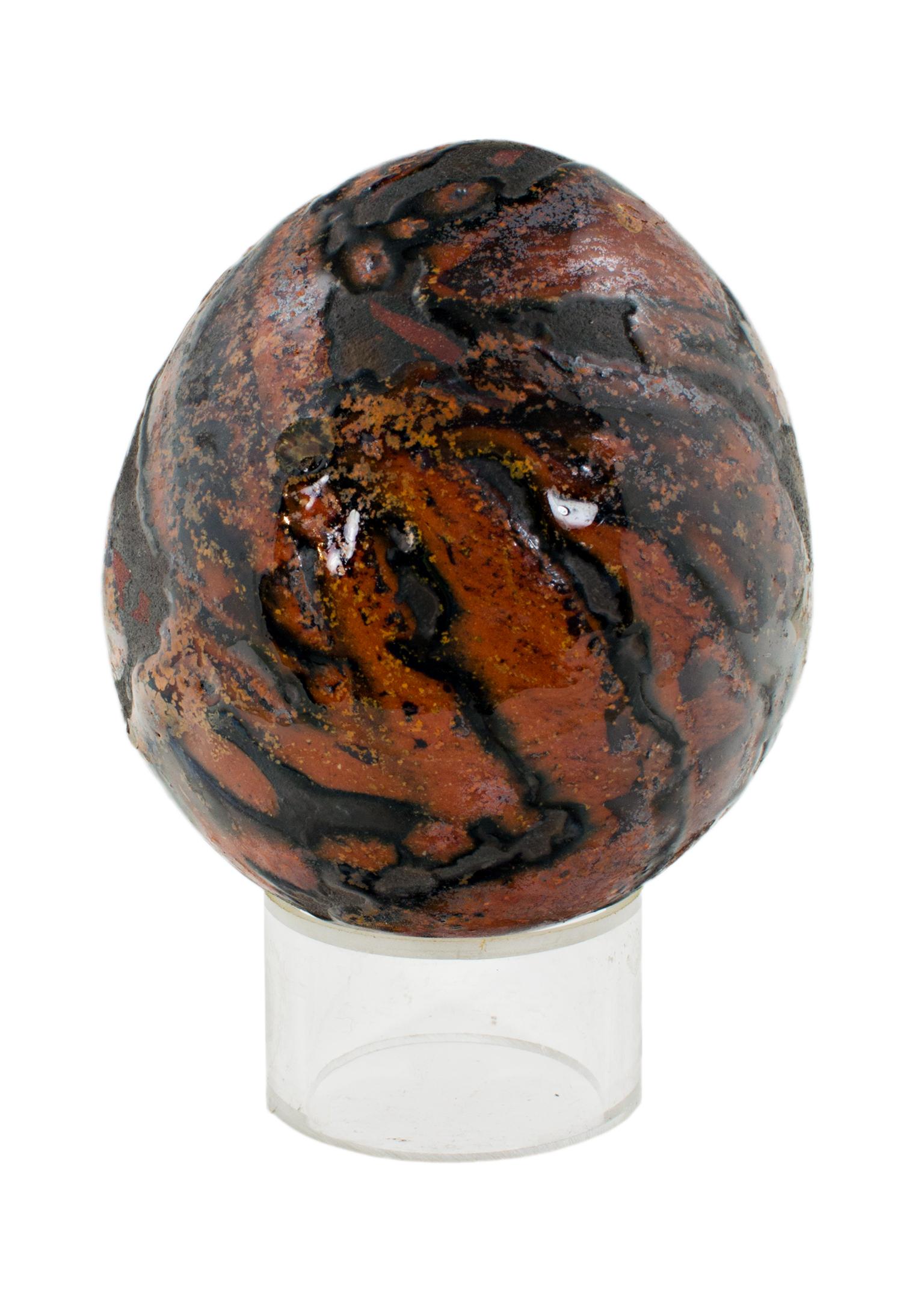 "Egg (rust color)" von Alain Ramie ist eine Keramikskulptur, die, wie der Titel vermuten lässt, ein Ei darstellt. Die rostfarbene und schwarz gestreifte Oberfläche hat eine glänzende Oberfläche.

Kunstgröße: 2 1/2" hoch