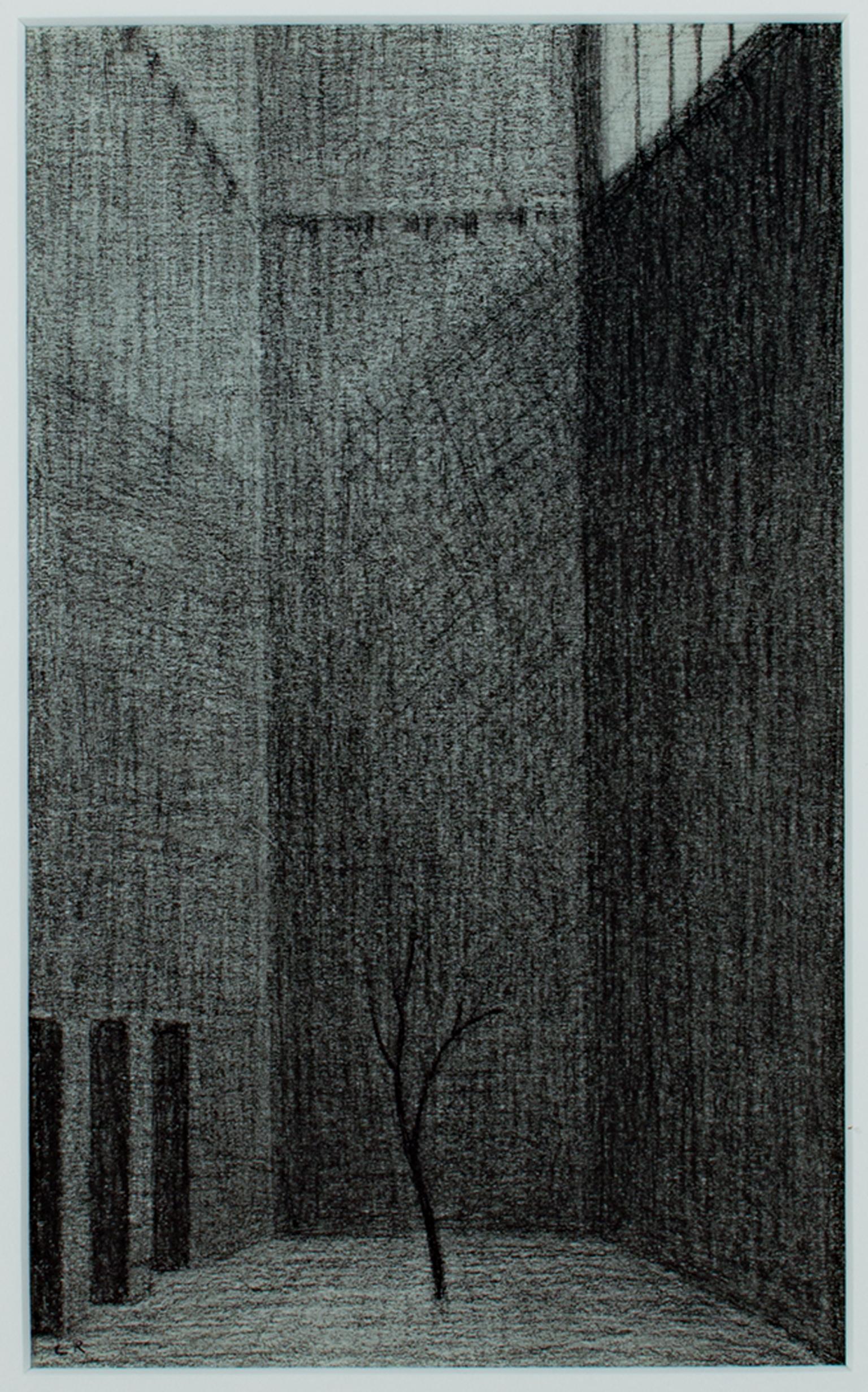 "Tree in Court" ist eine gerahmte, schwarze Conte-Zeichnung von Laurence Rathsack, die mit seinen Initialen signiert ist. Ein einsamer Baum steht in der Mitte eines von hohen Mauern umgebenen Hofes. Von den Fenstern hoch oben fällt ein wenig Licht
