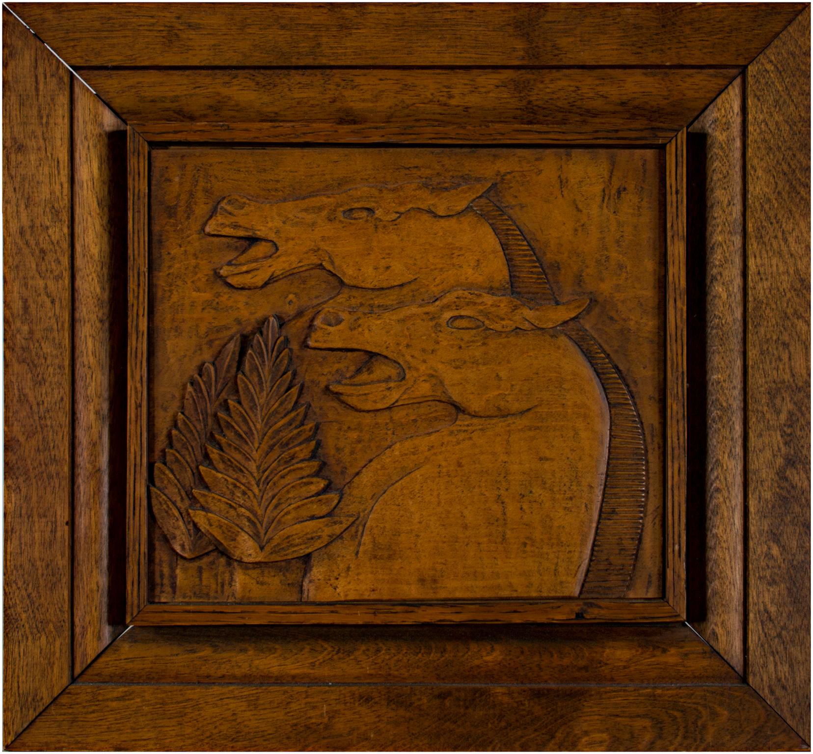 "Carved Horse Head" ist eine von Marshall "Buster" Shields aus Mahagoni handgeschnitzte Flachreliefskulptur. Es zeigt zwei Pferde im Profil, eines hinter dem anderen, die sich mit offenen Mäulern aufbäumen. Ihre Mähnen sind kurz geschoren, und sie