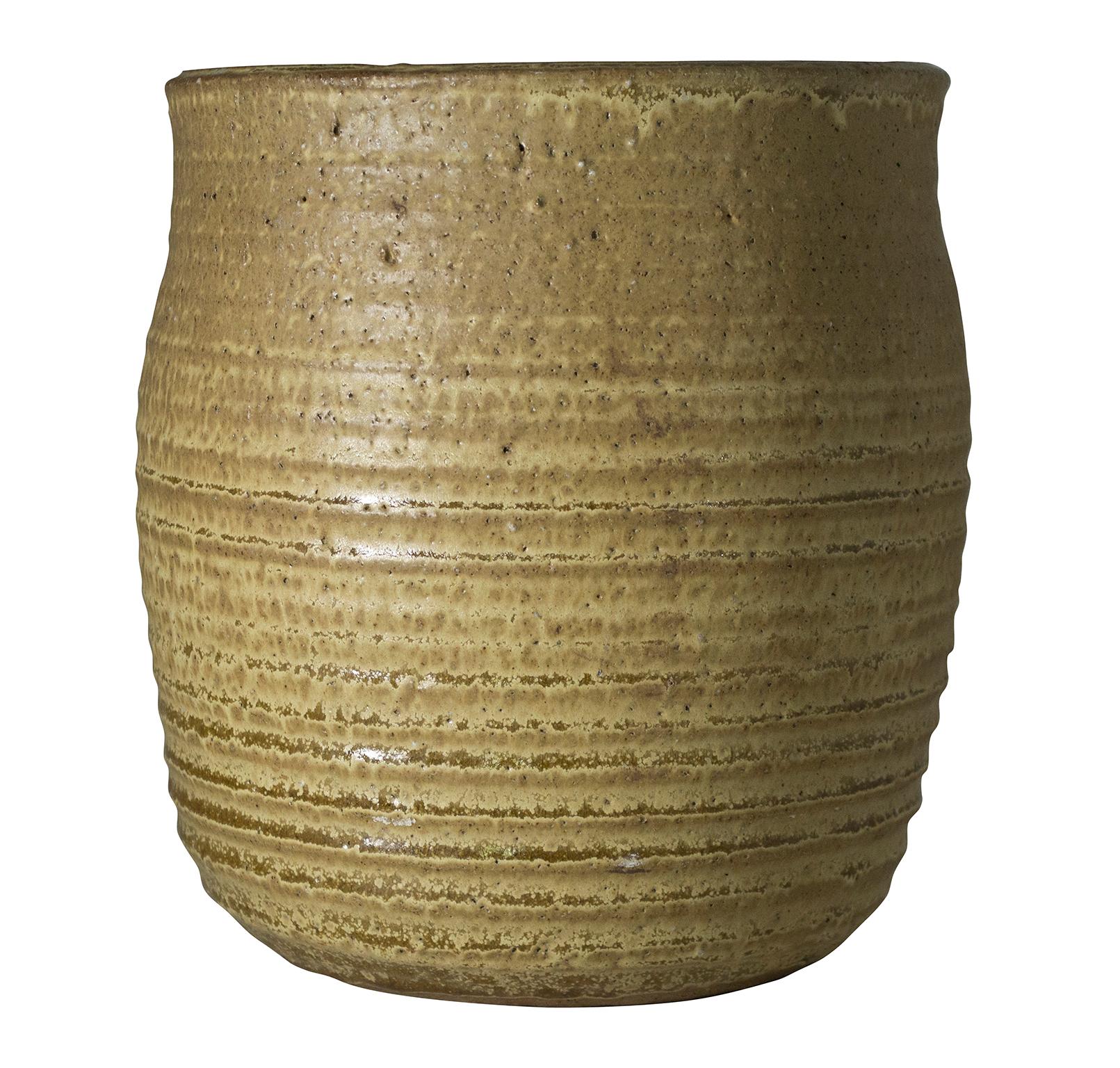 "Cuenco (verde oliva)" es un cuenco de gres esmaltado hecho a mano por Mark Shekore, firmado con su apellido en la parte inferior de la pieza. 

9 1/8" x 8" de diámetro

Mark Shekore estudió en la Universidad de Wisconsin - Milwaukee, donde obtuvo