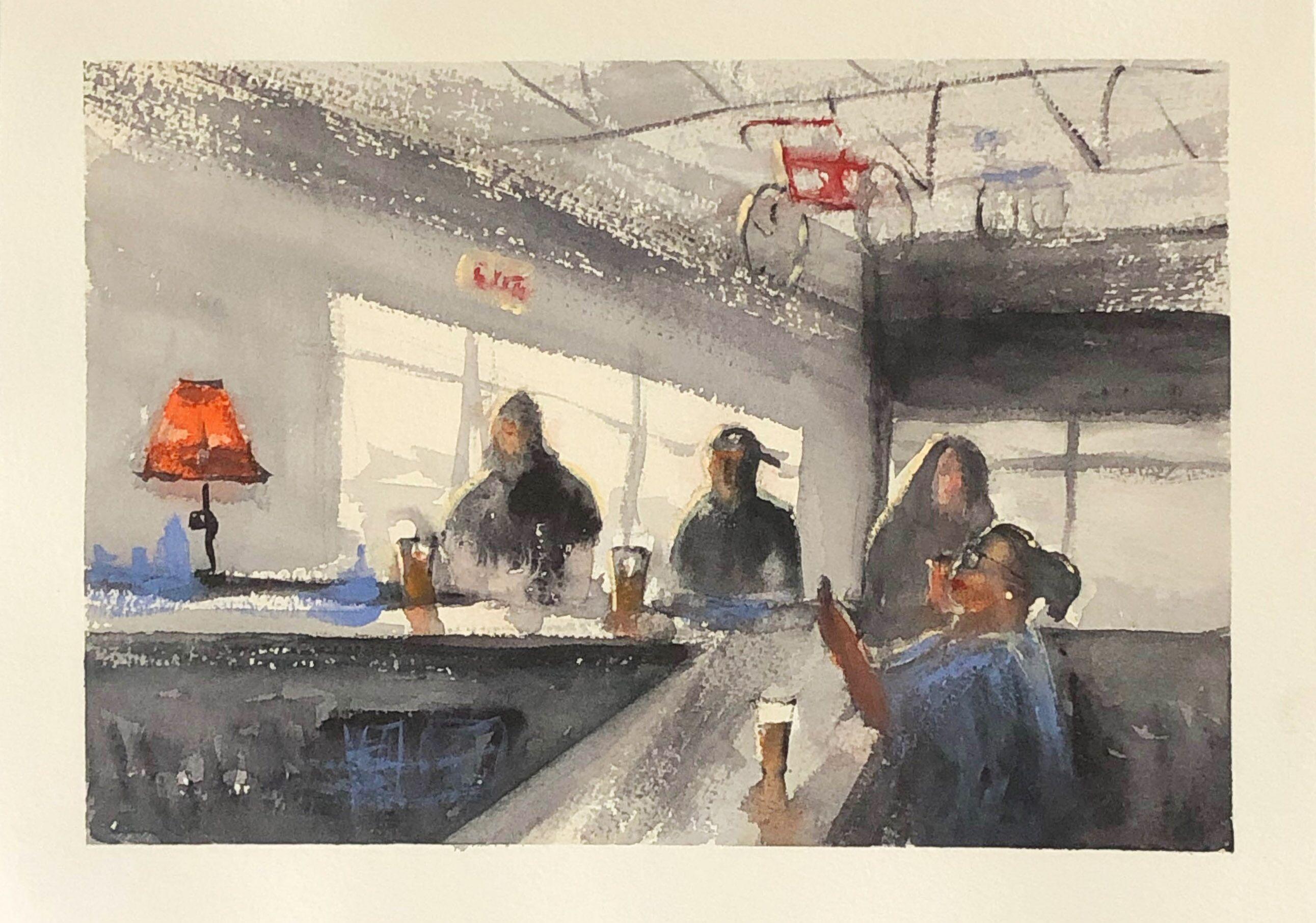 "Wausau Wednesday Night" est une aquarelle originale de Julia Taylor. L'aquarelle représente l'intérieur d'un bar à Wausau, dans le Wisconsin. Quatre individus sont assis autour du bar avec des verres d'ours. Deux vélos sont suspendus au