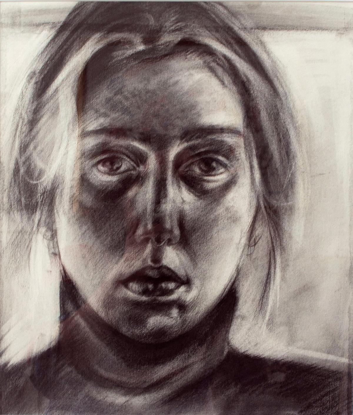 "Self-Portrait" est un dessin au fusain sur papier de Carol Sternkopf. Cette esquisse en noir et blanc est un portrait honnête, l'artiste appelle le spectateur à la regarder dans les yeux. Elle est habillée comme un jour normal, un col roulé et des