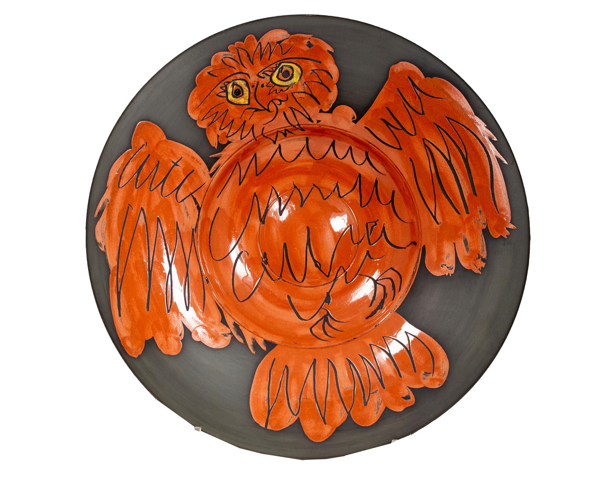 Pablo Picasso Animal Print - Hibou rouge sur fond noir (Red Owl on Black Ground) original Picasso ceramic