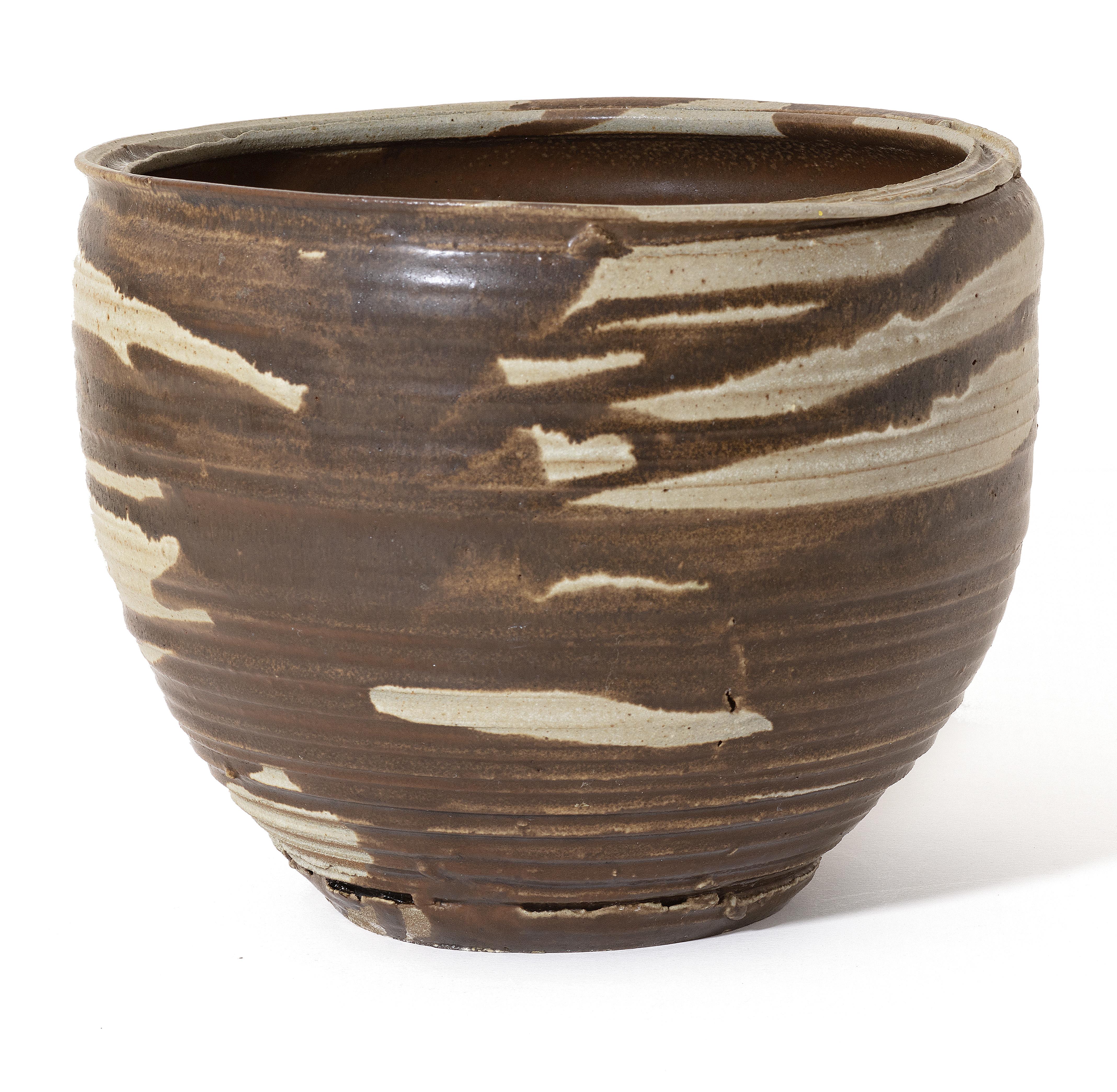le "Bowl" est un grès émaillé original de Mark Shekore. L'artiste a signé la pièce en bas. 

Il mesure 8" de haut et a un diamètre de 6 1/2". 

Mark Shekore a fréquenté l'Université du Wisconsin - Milwaukee, où il a obtenu son B.S., son M.S. et son