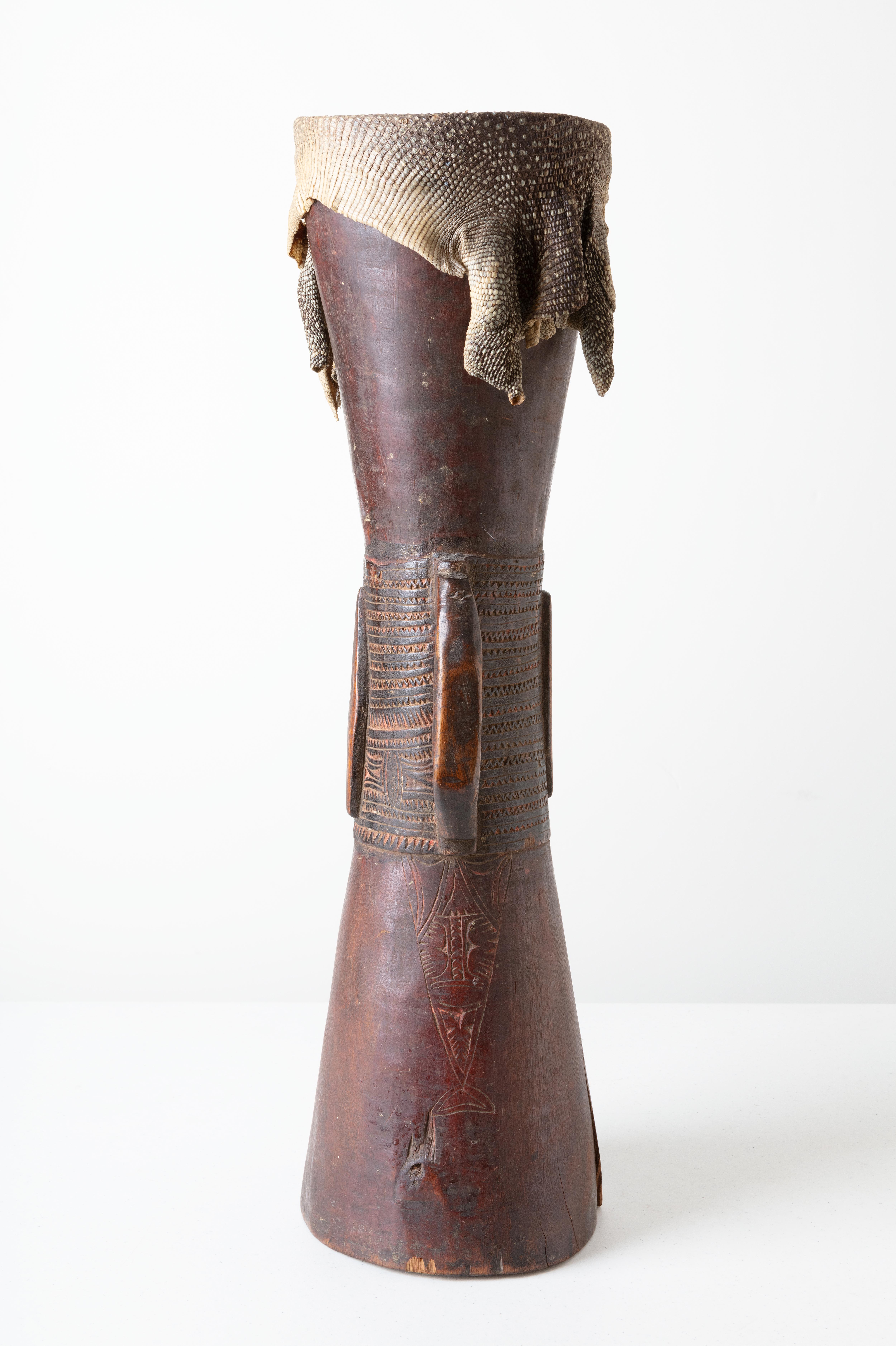 Nouvelle-Guinée, Tambour de cérémonie, Bois (acajou), Peau de lézard
24 1/2 x 7 