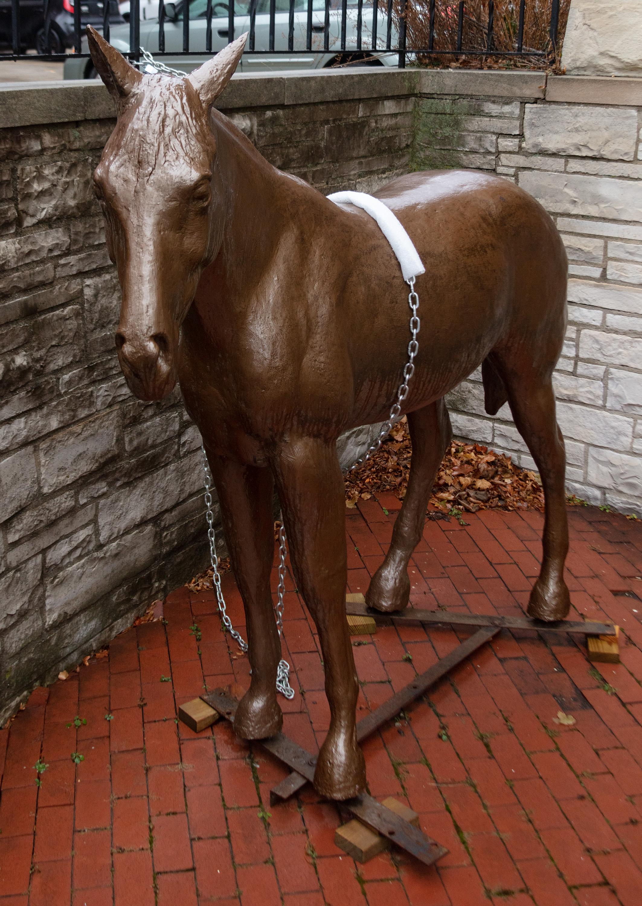 Quarter Horse - Sculpture by Ernst Gramatzki
