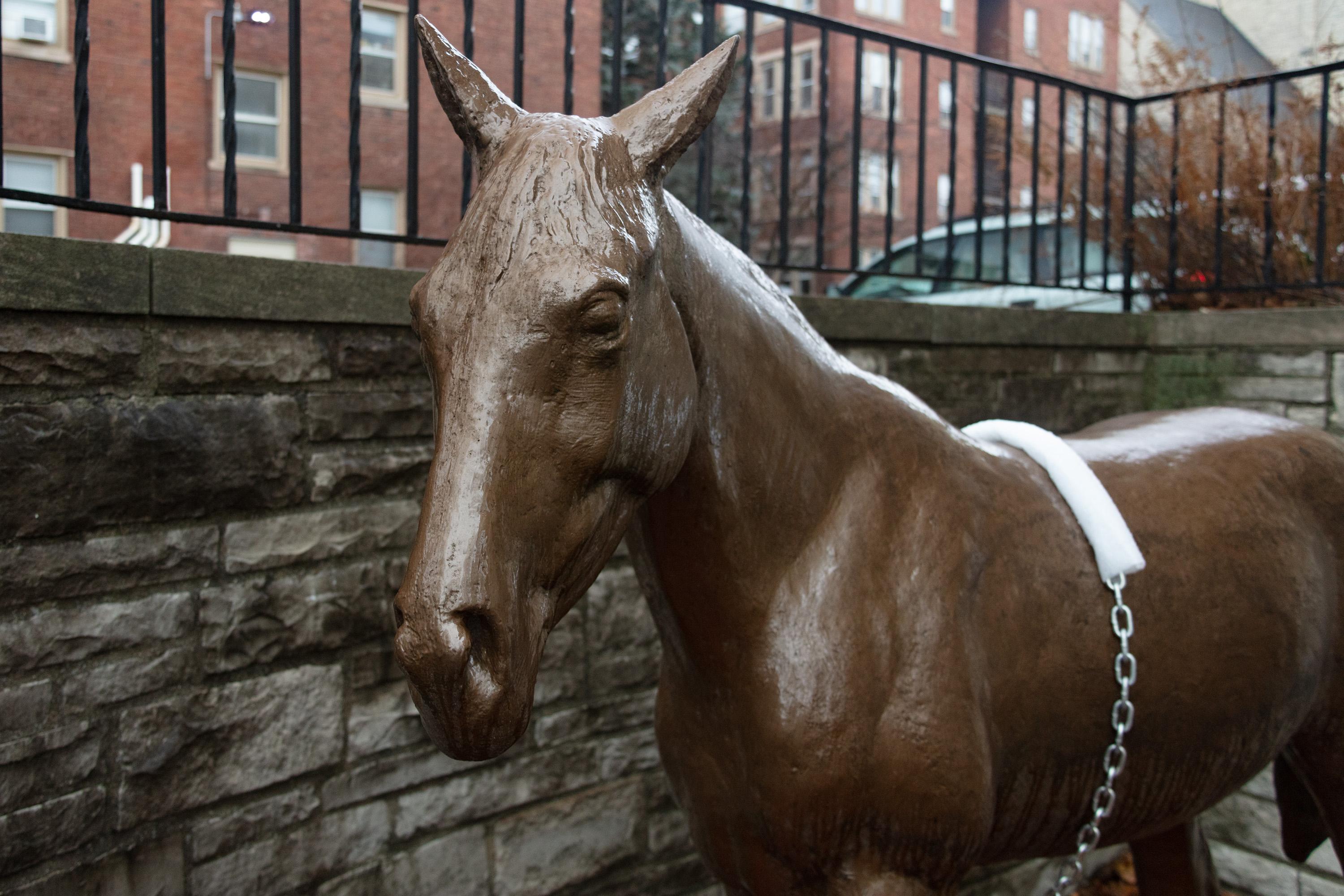 Quarter Horse - Realist Sculpture by Ernst Gramatzki