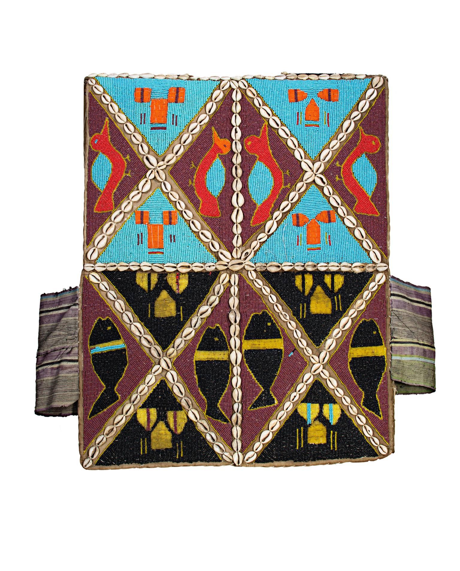 eremoniales Jagdhemd – Yoruba, Nigeria, „Glasperlen, Muscheln und Tuch (Volkskunst), Art, von Unknown