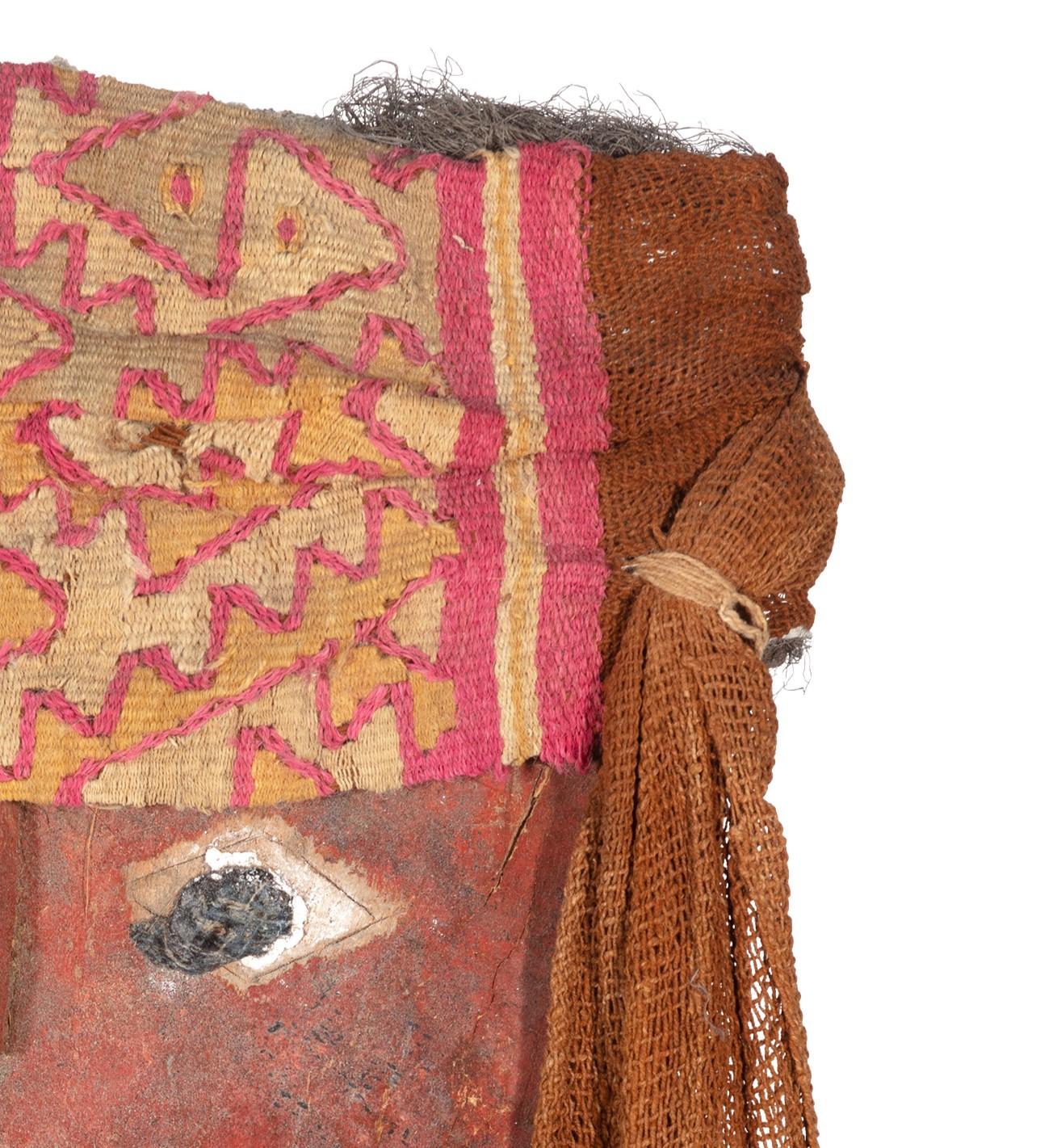 Die peruanische Chancay (pre-Columbian) Mumienbündel-Maske aus der Zeit um 1600 ist aus bemaltem Holz, Textilien und Menschenhaar gefertigt. Nach Angaben des Walters Art Museum:

Die Kulturen der Anden liegen in der Nähe einiger der trockensten