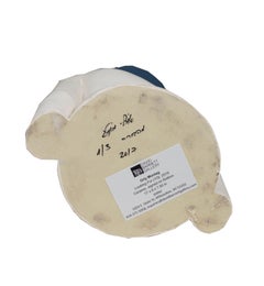 „ „Looking For“, Keramikporträt eines jungen Kindes, signiert auf dem Boden von Orly Montag