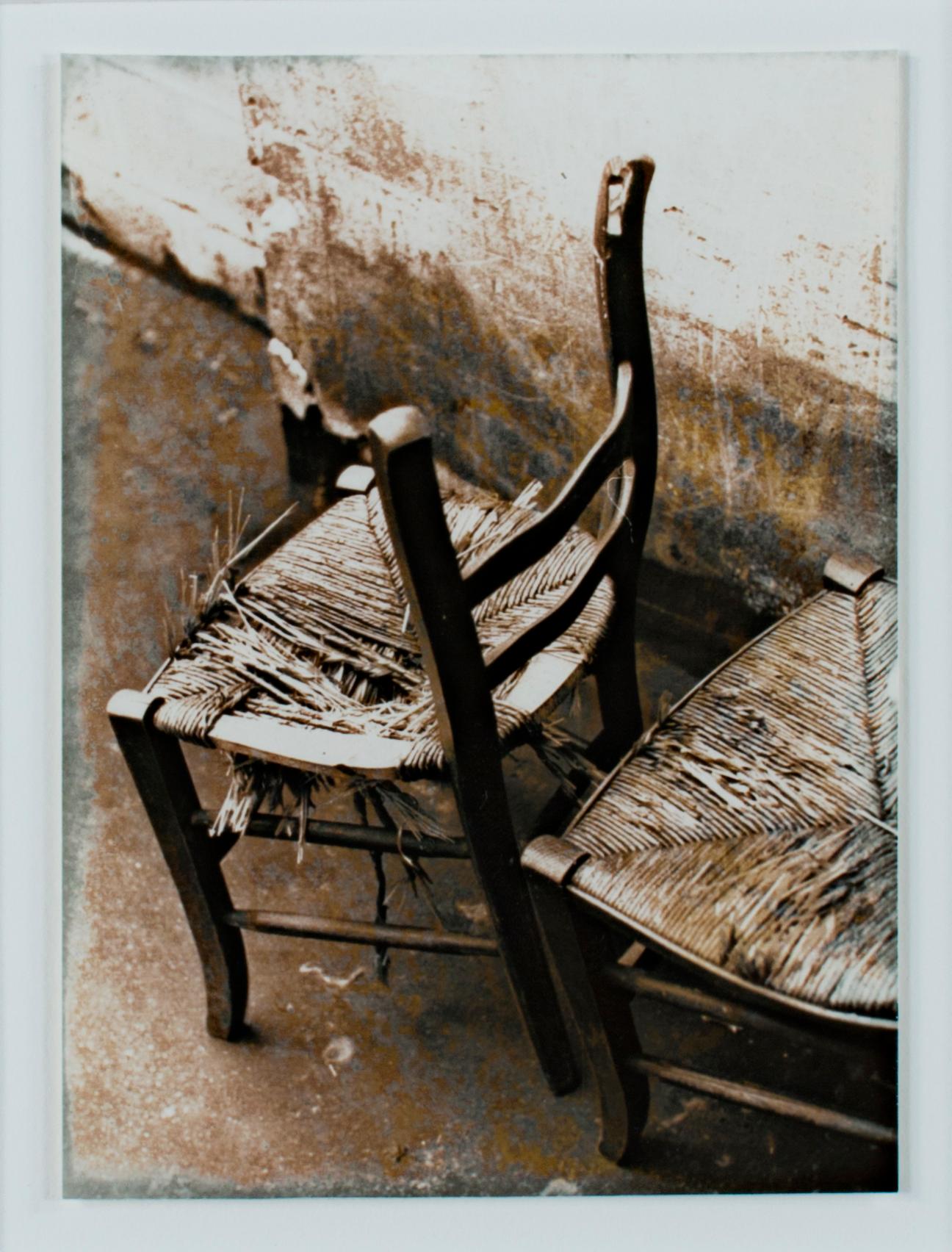 Dieses Bild von leeren, zerbrochenen Stühlen in einer verlassenen Gasse erinnert an das Werk von Eugene Atget, der zu Beginn des 20. Jahrhunderts über einen Zeitraum von 30 Jahren die Straßen von Paris festhielt. Sein Werk wurde von den Surrealisten