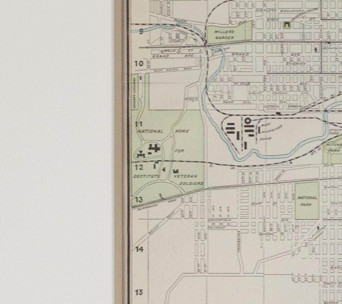 Dies ist eine originale Farblithographie der Stadt Milwaukee, die 1895 von dem Chicagoer Kartenmacher George Franklin Cram veröffentlicht wurde. Sie bietet einen ausgezeichneten historischen Überblick über die Stadt im späten 19. Jahrhundert und