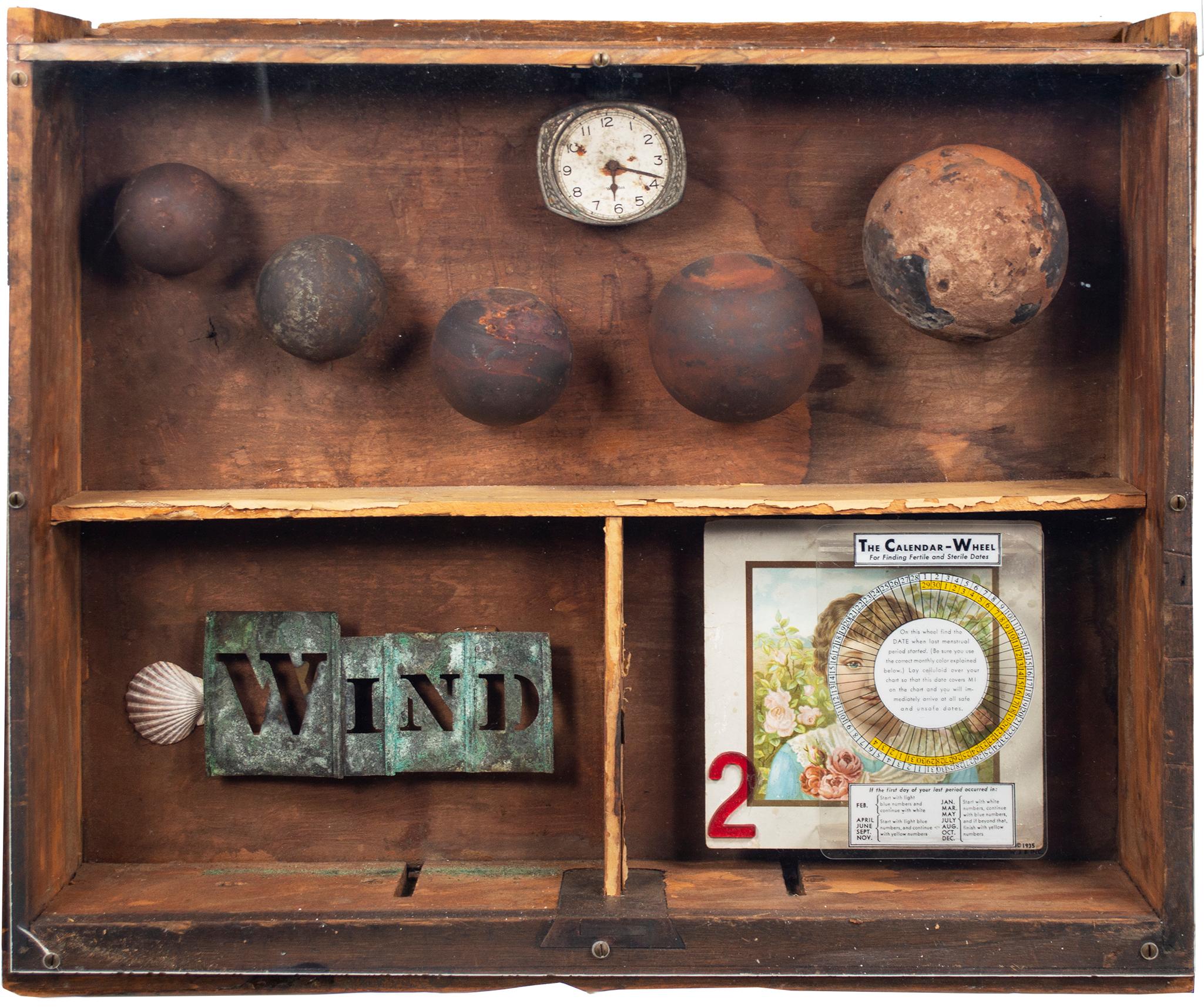 „Das Kalenderrad“ Assemblage in Schublade mit Kugeln, Uhrenschalenkarten – Mixed Media Art von Charles Berg