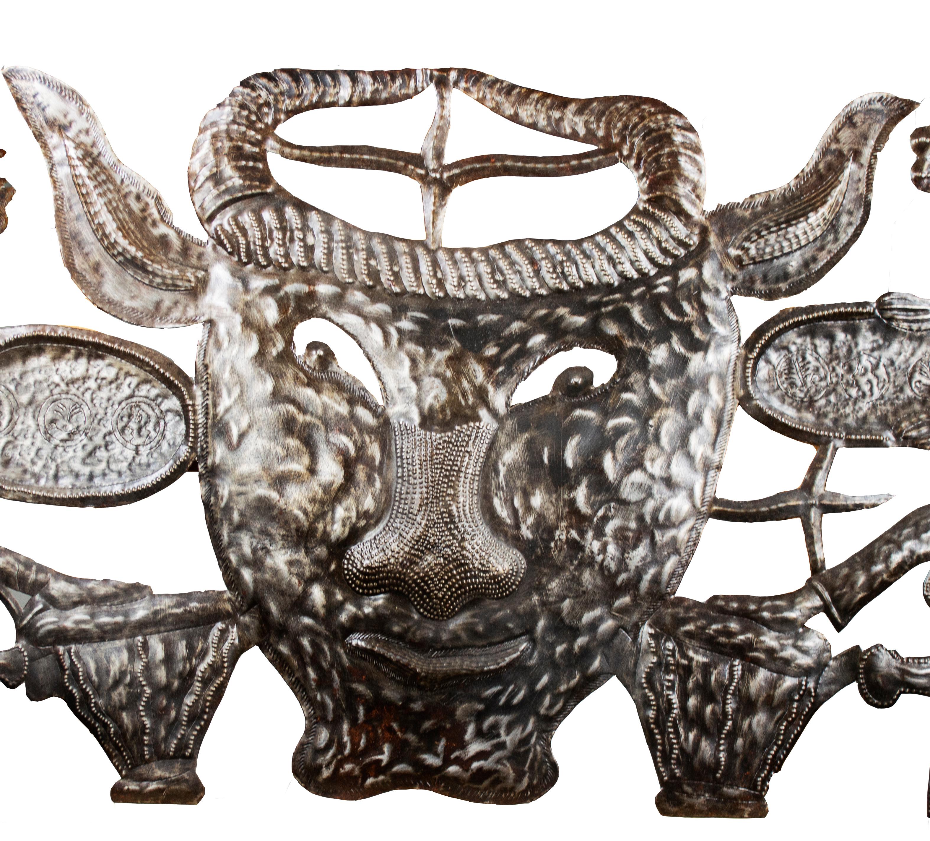 En relief original du tambour en acierBossou (Horned Bull) avec des figures de Voudou Lwa en vente 2